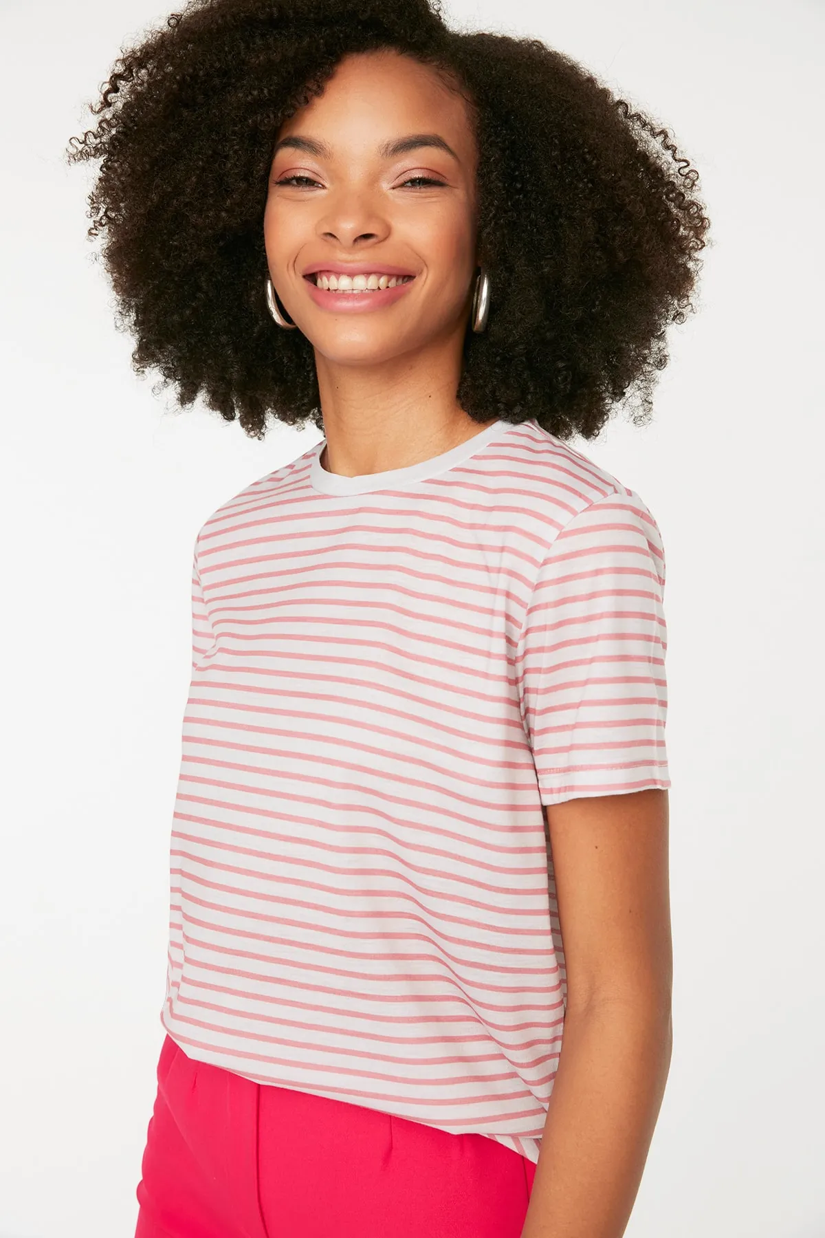 Trendyol Collection  Beige gestreiftes Basic-Strick-T-Shirt mit Rundhalsausschnitt TWOSS21TS0904