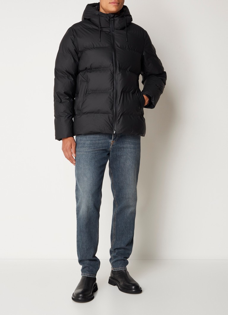 Jaqueta puffer Rains Alta com capuz e bolsos laterais.