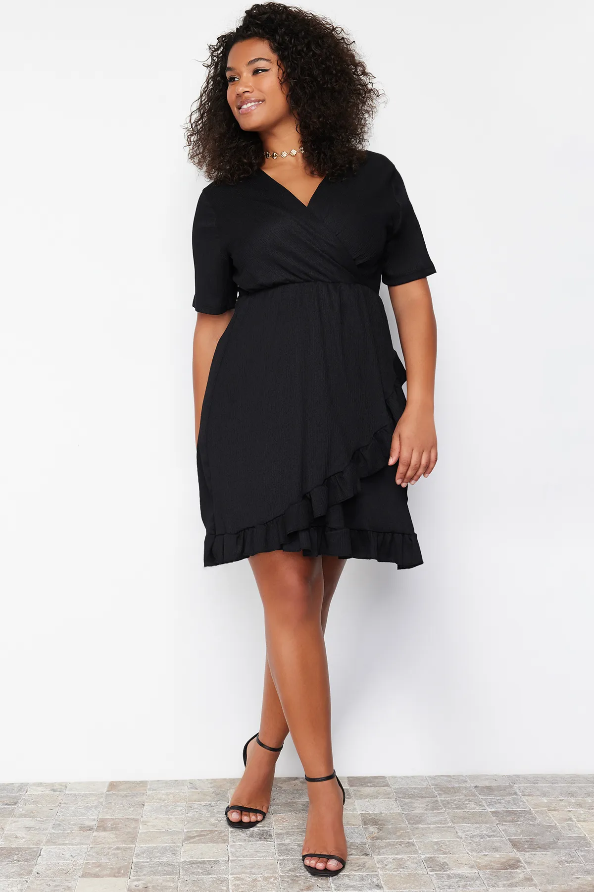Trendyol Curve  Schwarzes, zweireihiges, mit Volants versehenes Strickkleid. Zweireihiges, mit Volants versehenes Mini-Strickkleid. TBSSS24AH00037