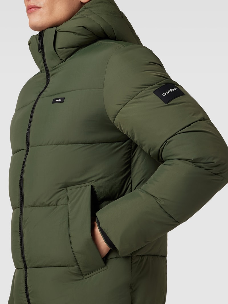 Steppjacke mit Label-Patch in olivgrün