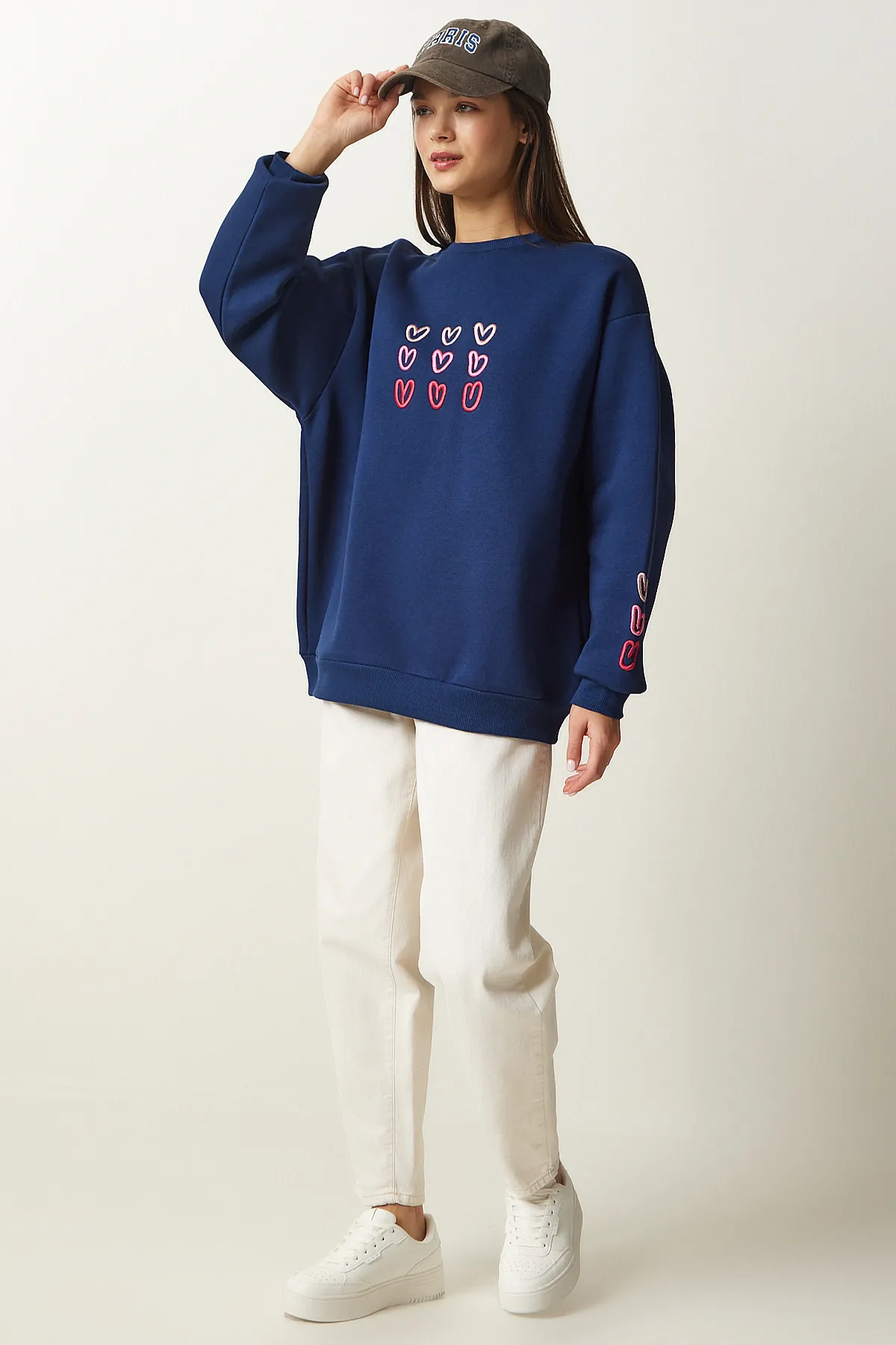 Happiness İstanbul  Marineblaues Damen-Sweatshirt mit aufgesticktem Herz und Roségold OW00004