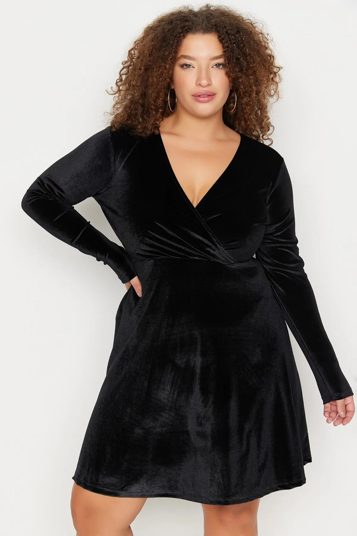 Trendyol Curve  Schwarzes Strickkleid aus Samt mit zweireihigem Kragen und Kragen TBBAW23AH00117