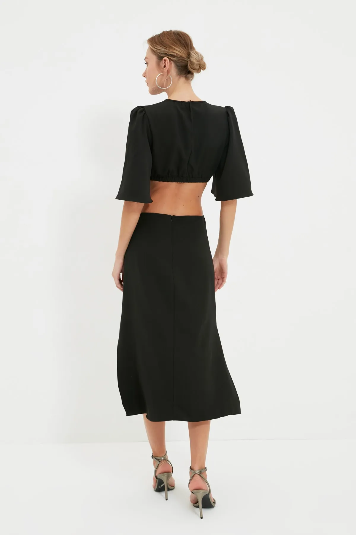 Trendyol Collection  Schwarzes, detailliertes Webkleid mit Cut-Outs TWOAW22EL0468