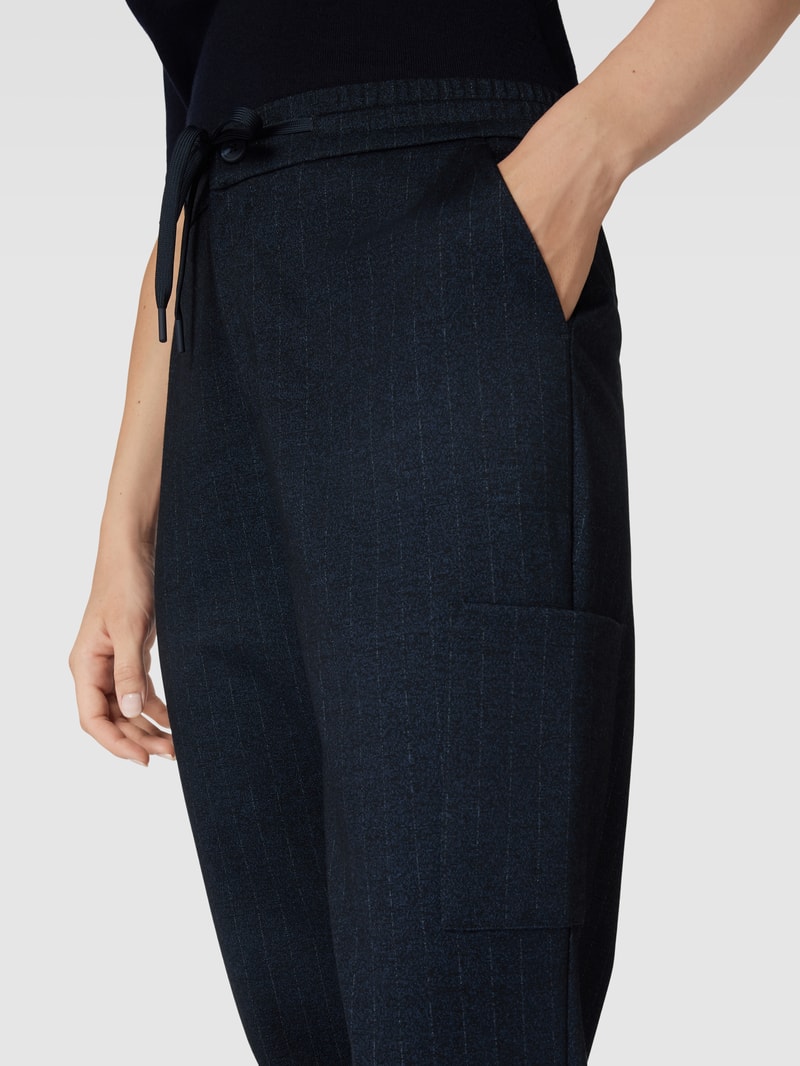 Stoffhose mit Beintasche in marineblau