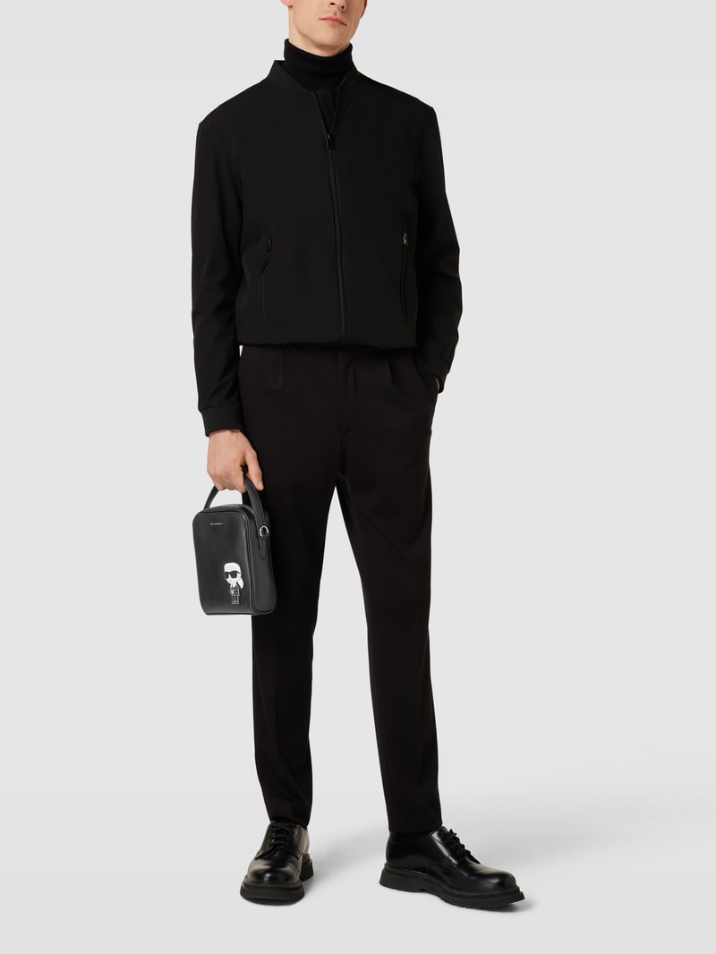 Umhängetasche mit Label-Applikation in schwarz