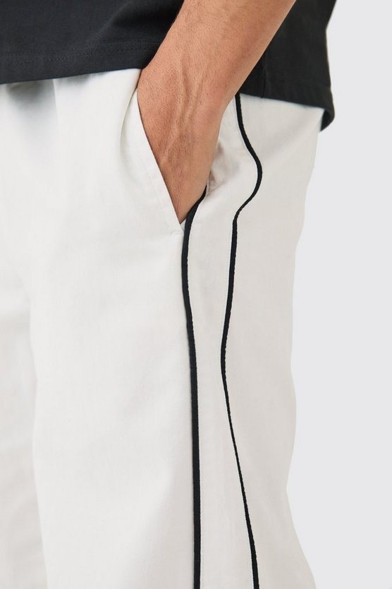Gerade Hose mit Seitenstreifen und geteiltem Saum