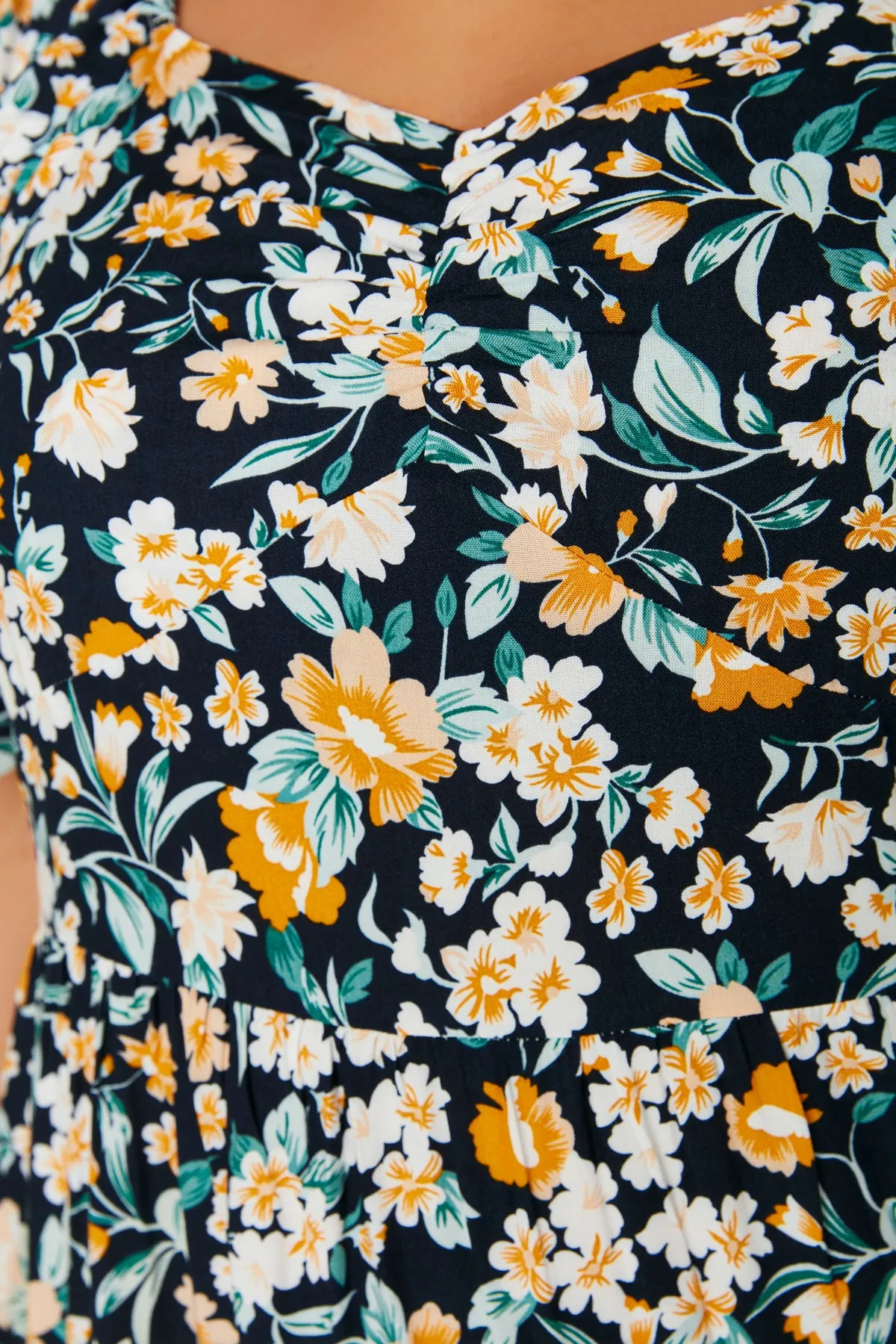 Trendyol Curve  Marineblaues Kleid mit floralem Muster und gewebten Rüschendetails TBBSS22EL1600