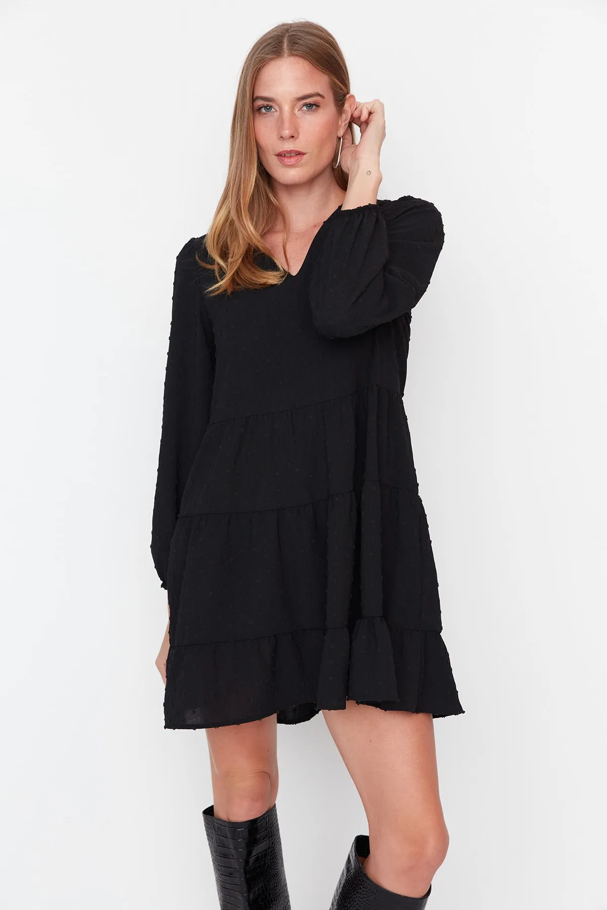 Trendyol Collection  Schwarzes Mini-Kleid mit weitem Schnitt und strukturiertem Volant aus Webstoff TWOAW23EL01479