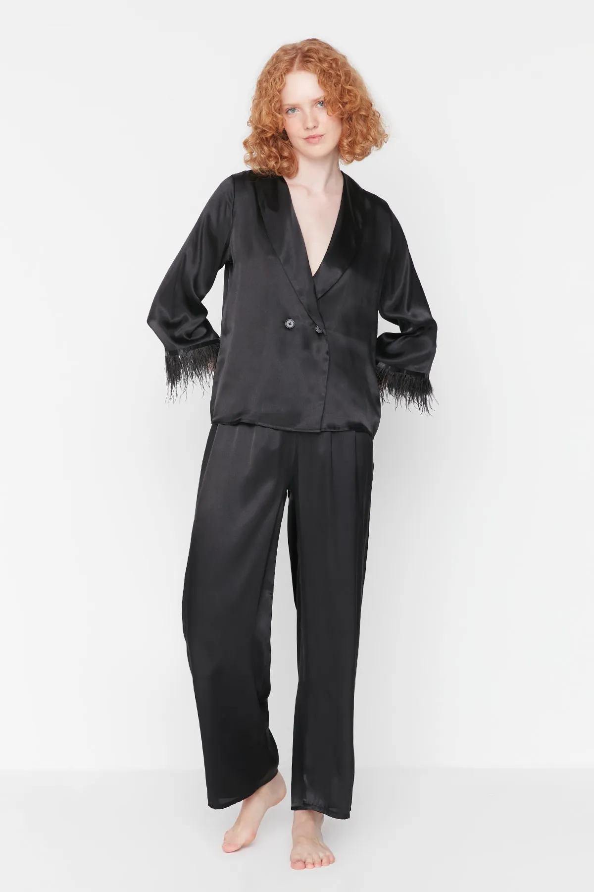 Trendyol Collection  Gewebtes Pyjama-Set aus Hemd und Hose aus Satin mit schwarzen Federn und detaillierten Details THMAW23PT00086