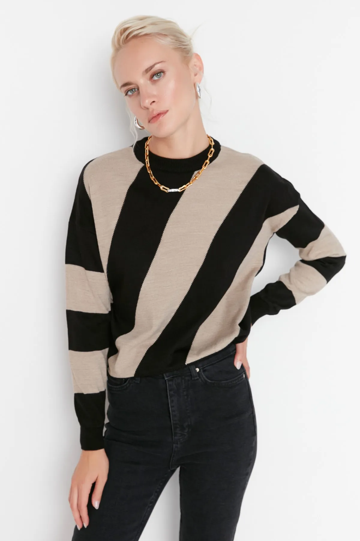 Trendyol Collection  Kamelfarbener Blockstrick-Strickpullover mit Rundhalsausschnitt TWOAW20KZ0909