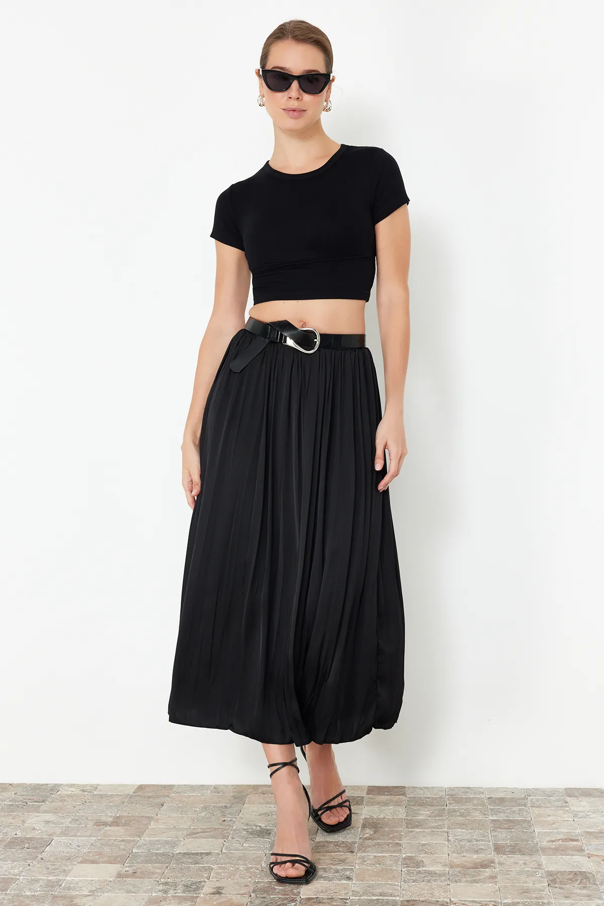 Trendyol Collection  Schwarzer plissierter Maxi-Webrock in Satin-Optik mit Knittereffekt TWOSS24ET00187