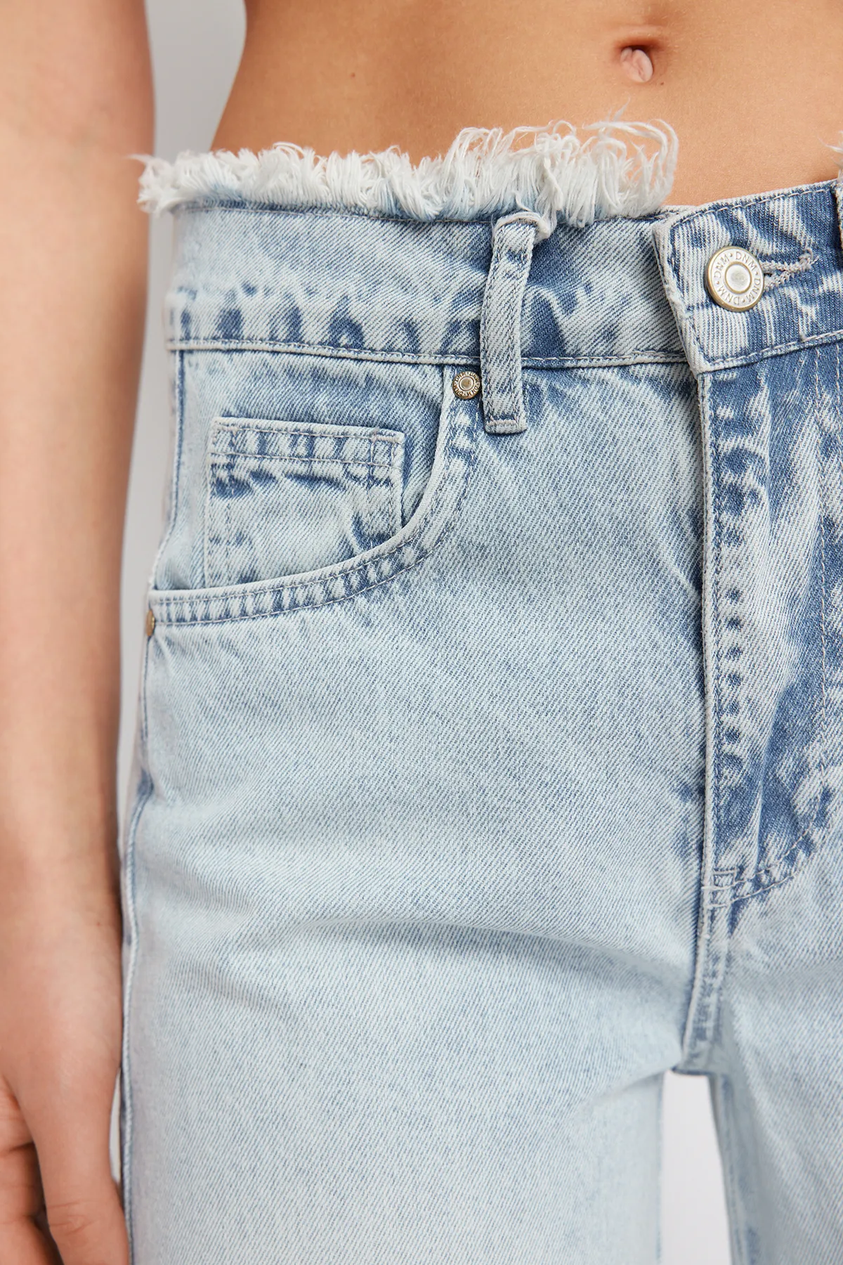 Trendyol Collection  Hellblaue Jeans mit hoher Taille und weitem Bein und Quastendetails TWOSS24JE00151