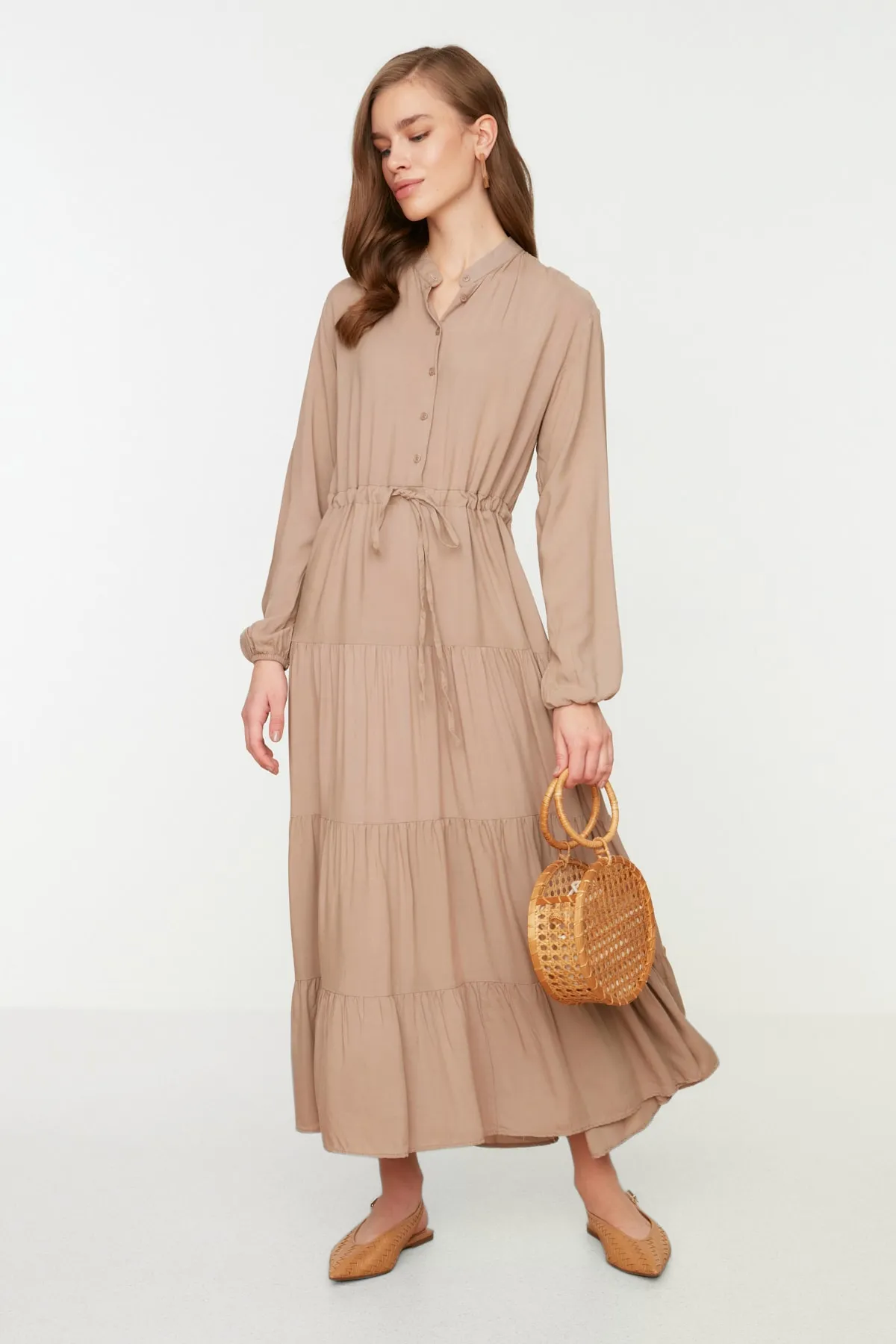 Trendyol Modest  Gewebtes Kleid mit Vergrößerungskragen und geraffter Taille in Nerzfarbe TCTSS22EB0110
