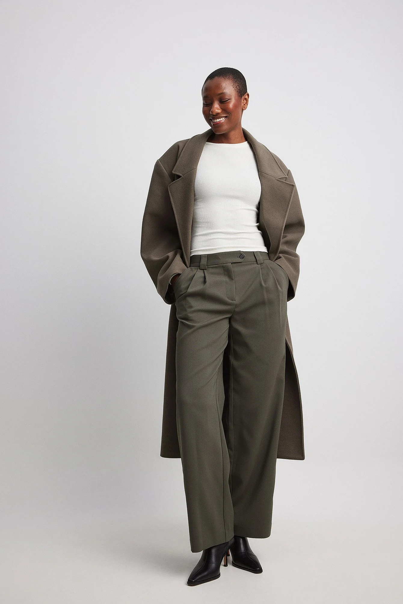 Anzughose mit mittelhoher Taille und Taschendetail