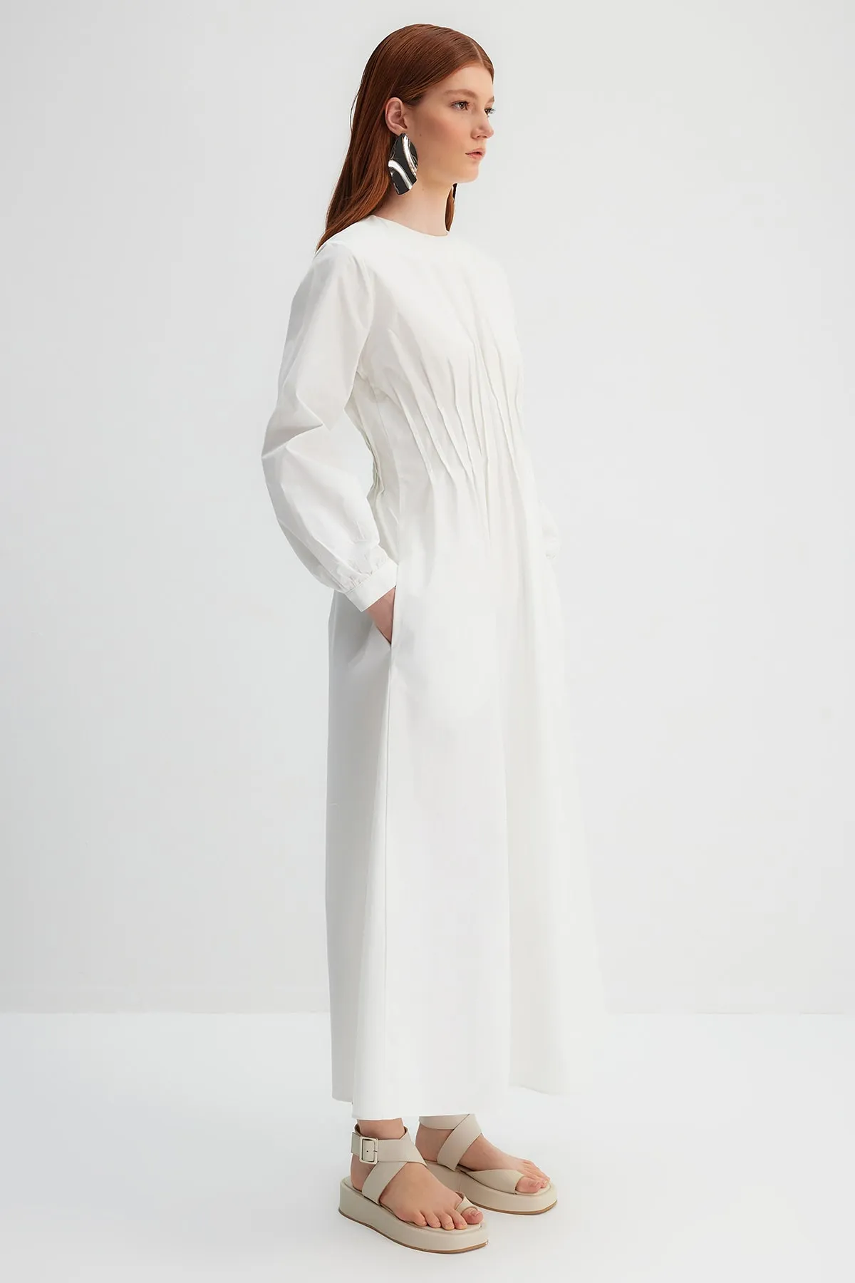 Trendyol Modest  Kevser Sarıoglu Puderfarbenes, geripptes Kleid mit Taschendetails aus 100 % Baumwollpopeline TCLSS23EB00005