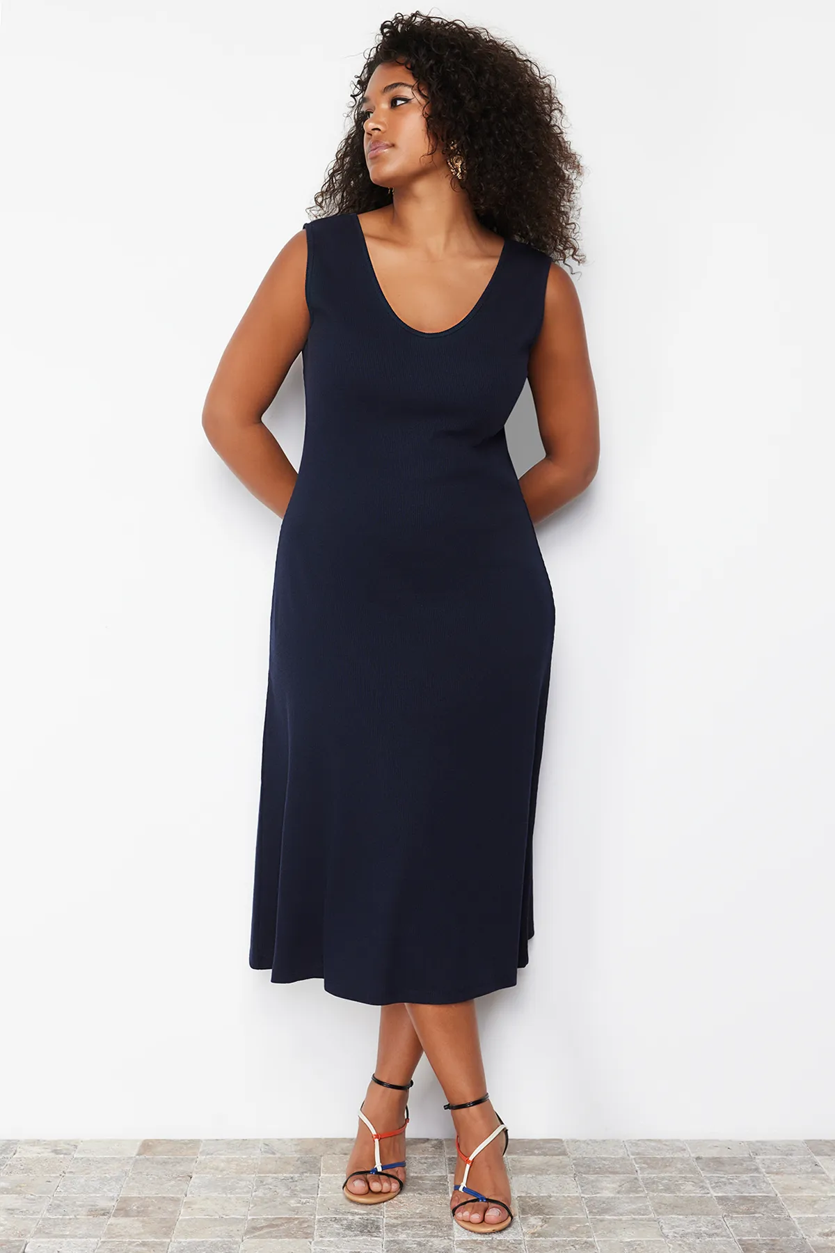 Trendyol Curve  Marineblaues schnurgebundenes Midi-Strickkleid in A-Linie TBBSS24AH00130
