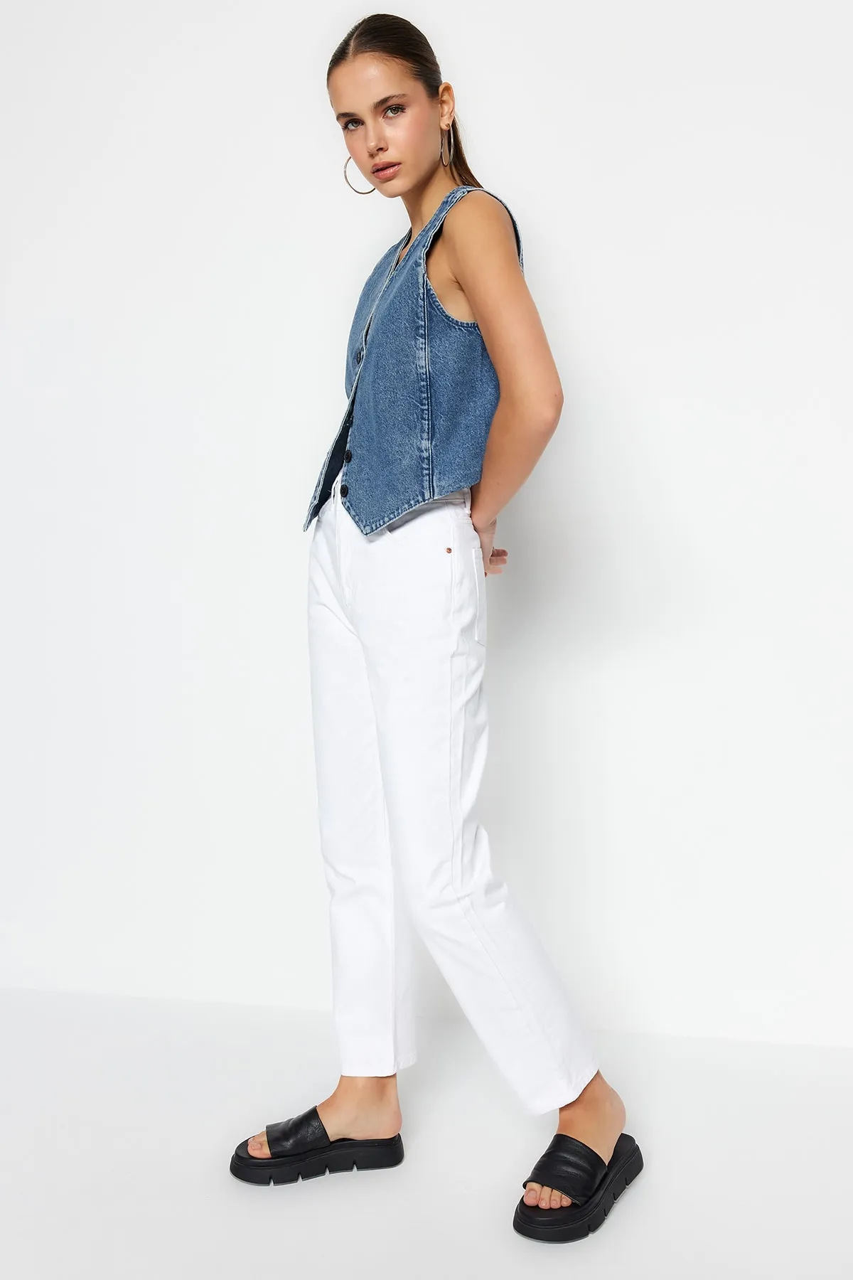 Trendyol Collection  Weiße gerade Jeans mit hoher Taille TWOSS23JE00235