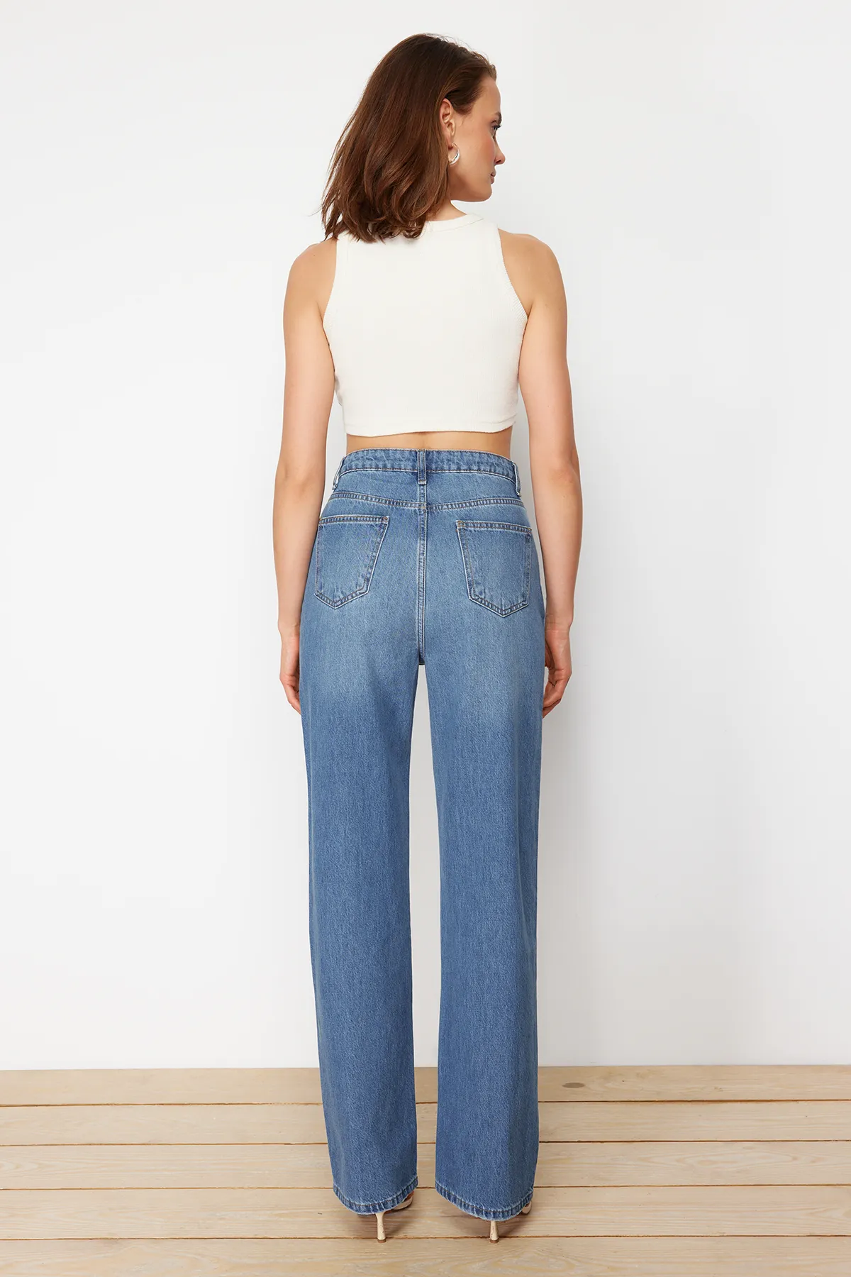 Trendyol Collection  Blaue Jeans mit hoher Taille und weitem Bein und Detail TWOSS22JE0675