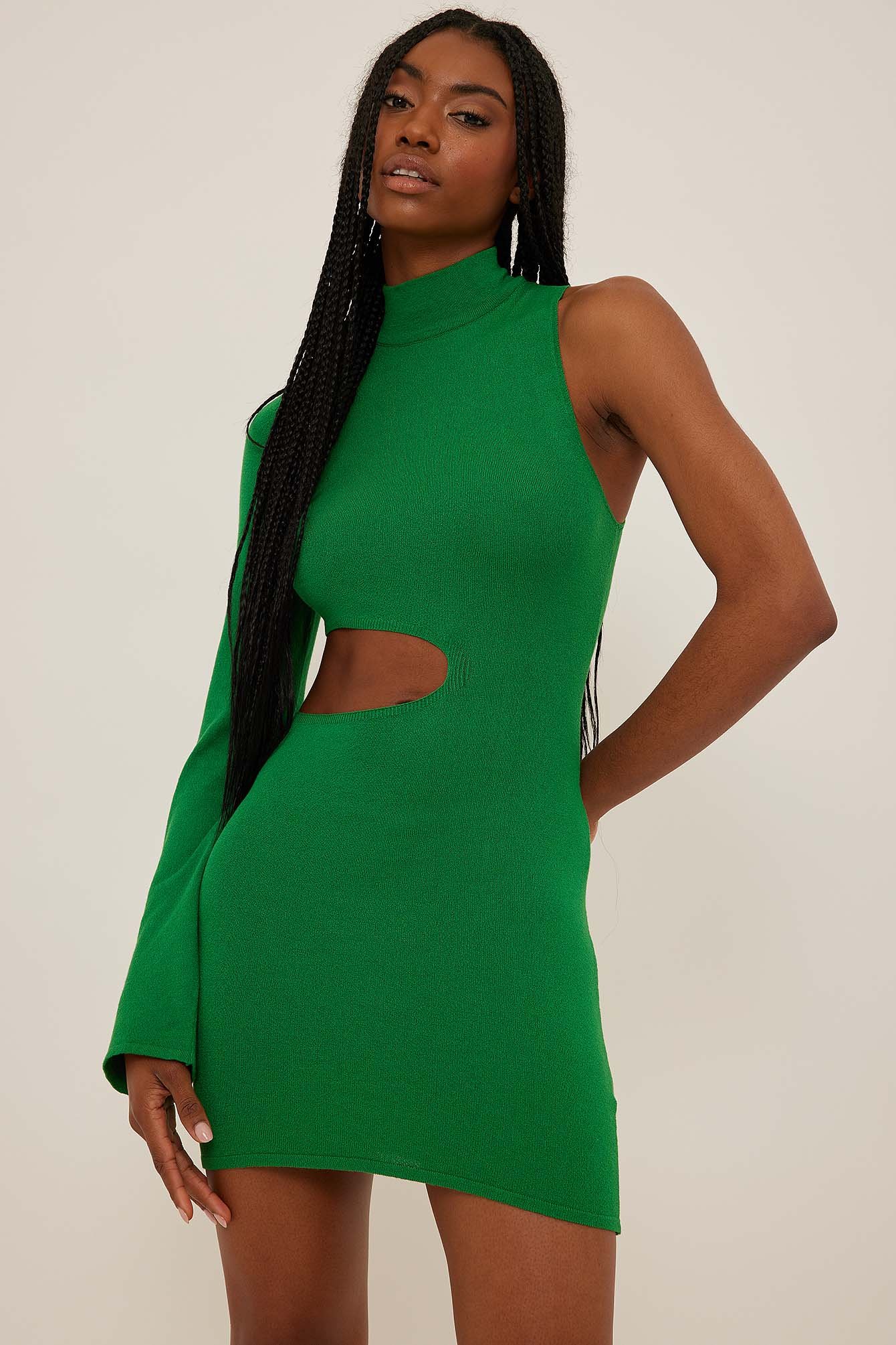 Strickkleid mit asymmetrischen Cut-outs