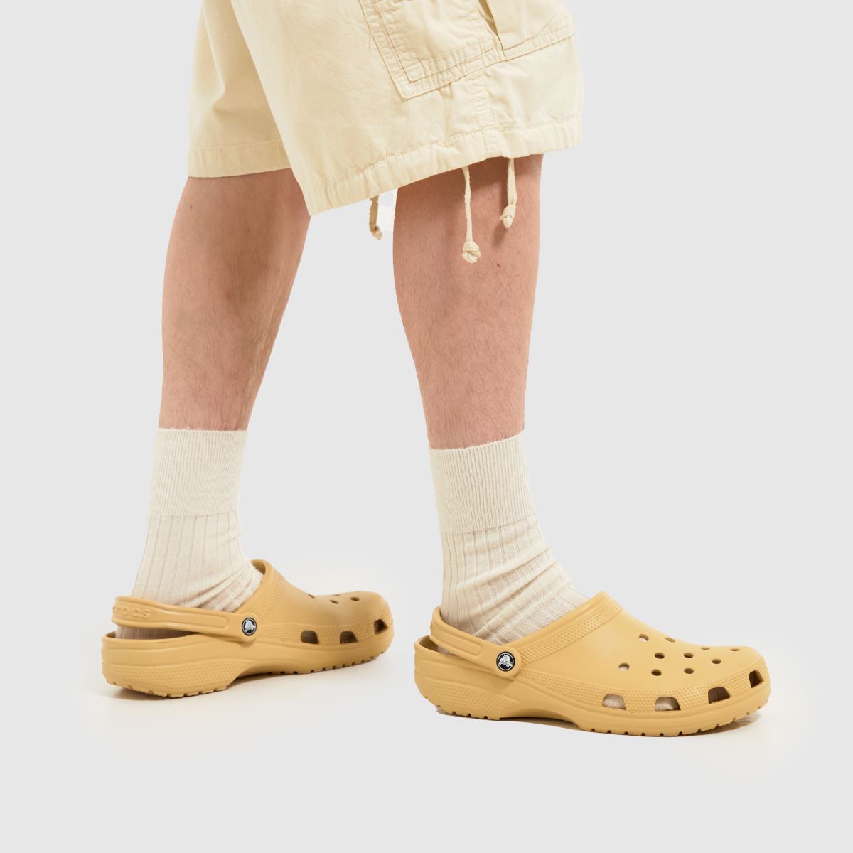 Crocs klasszikus klumpa szandál bézs színben