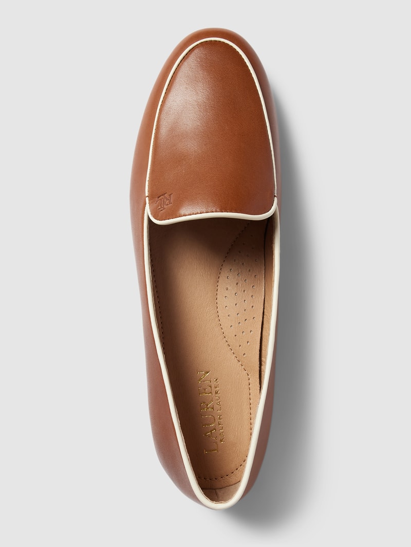 Schuhe mit Kontraststreifen in cognac