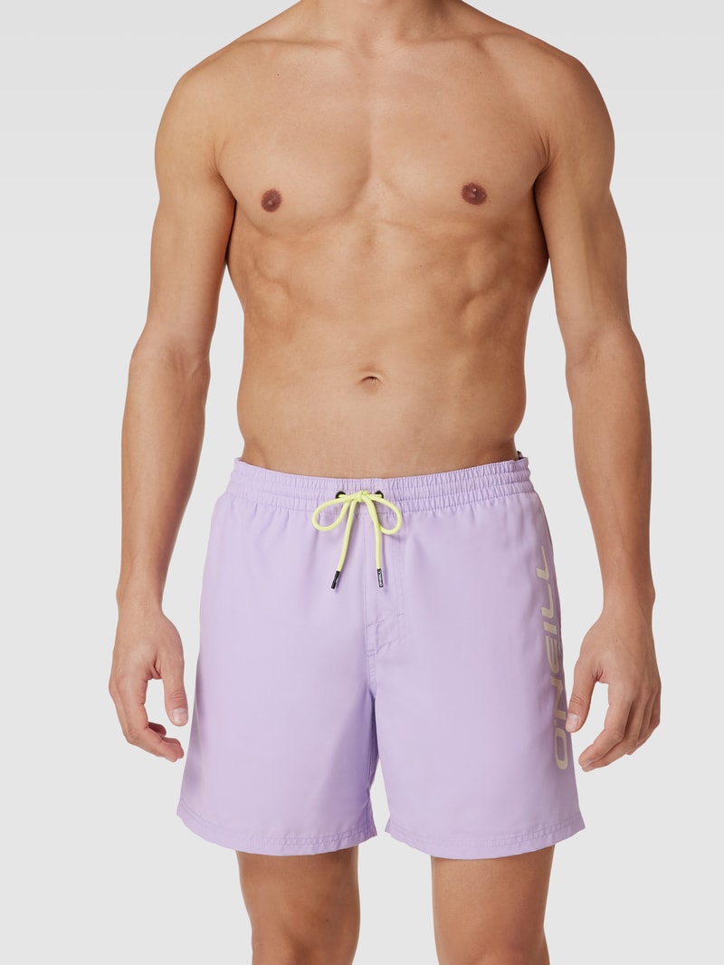 Badehose mit Label-Print Modell 'Cali' in flieder