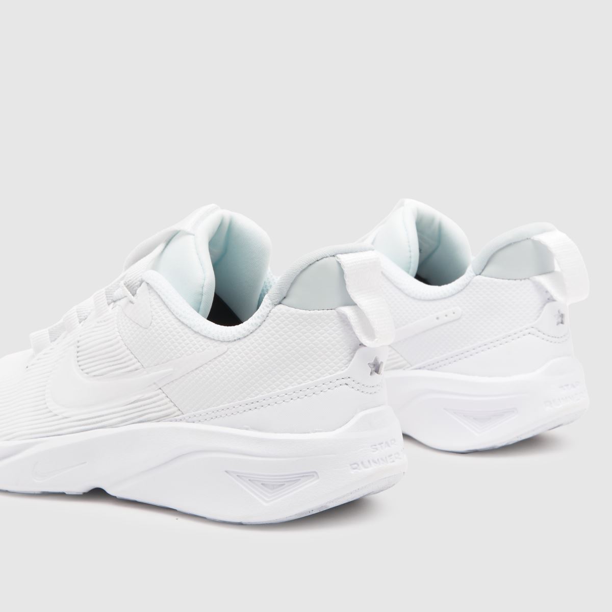 Otroški športni copati Nike Star Runner 4 v beli barvi