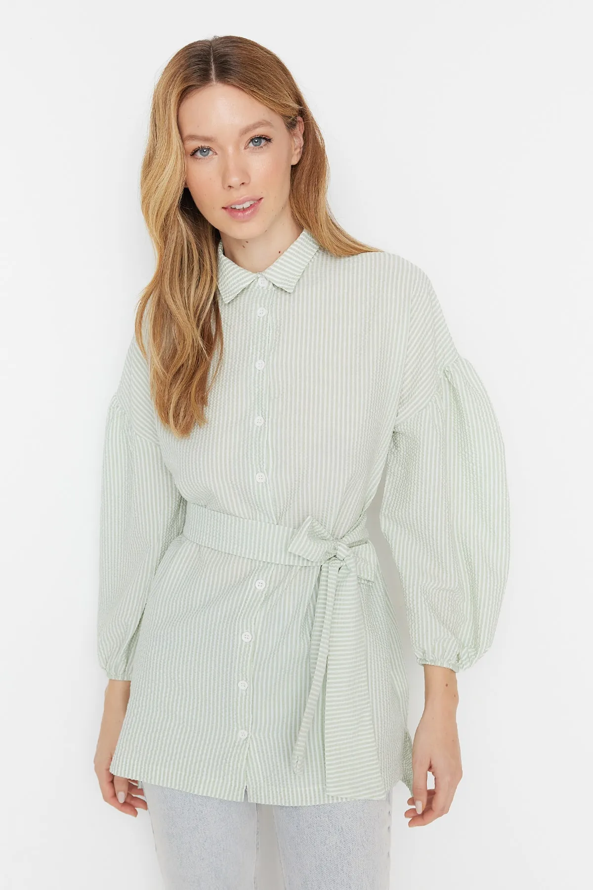 Trendyol Modest  Grünes, gestreiftes, gewebtes Hemd mit Ballonärmeln und langem Rücken, Gürtel TCTSS22GO0116