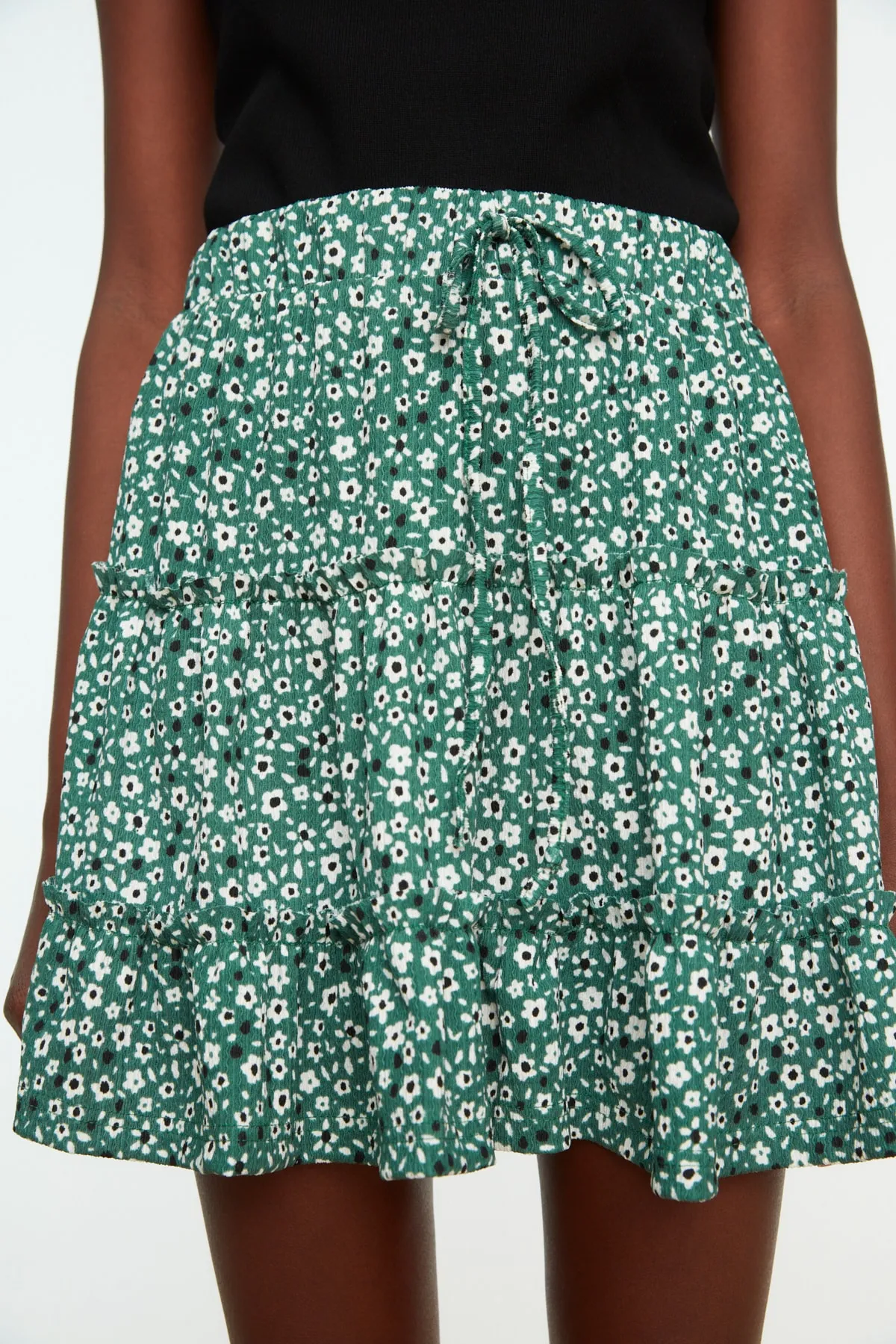 Trendyol Collection  Smaragdgrüner Rock mit Blumenmuster und Rüschen, normaler Taille, Wickel-Mini-Strickrock TWOSS21ET0027