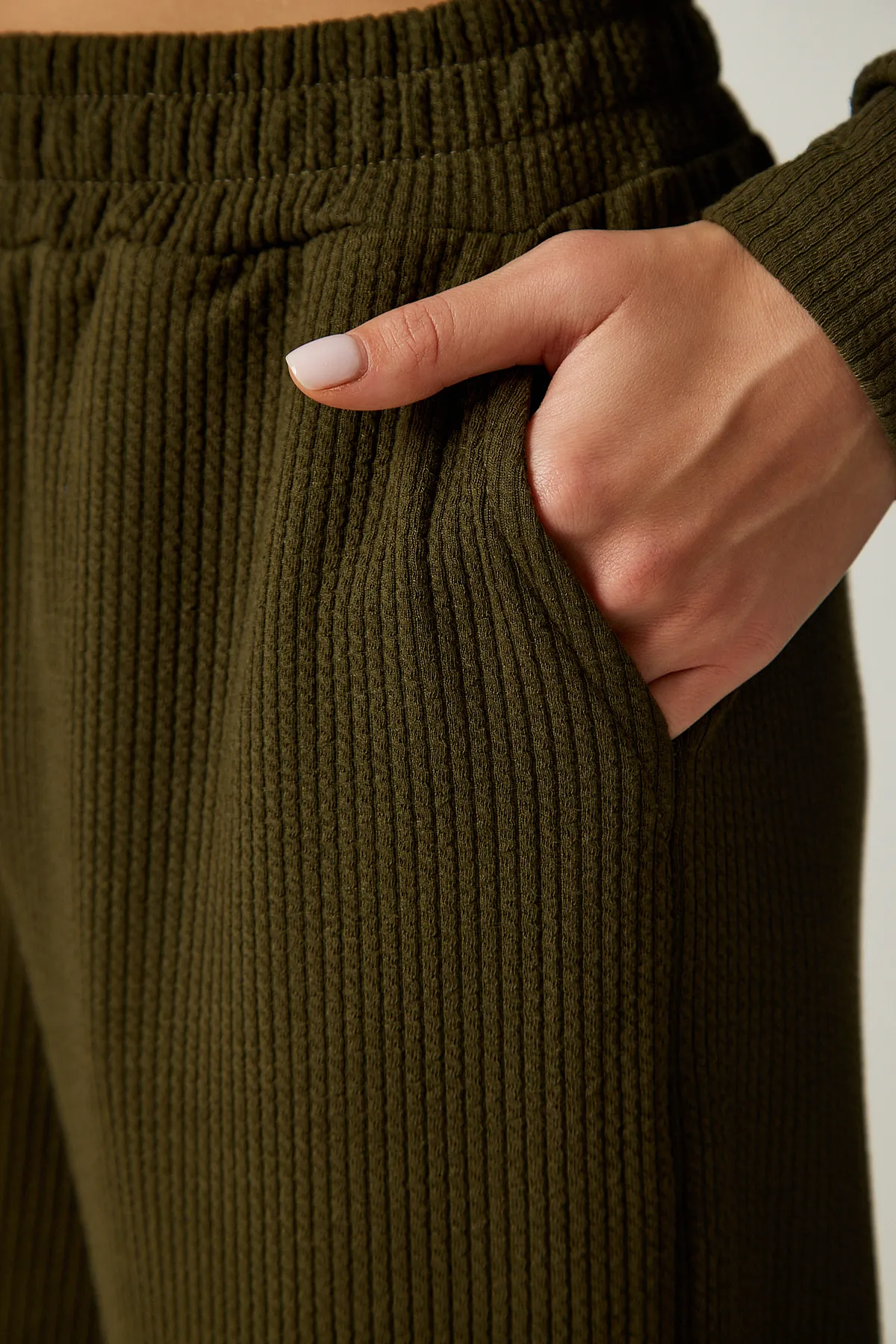 Happiness İstanbul  Damen-Set aus schnurgebundener Strickbluse und Hose in Khaki EW00004