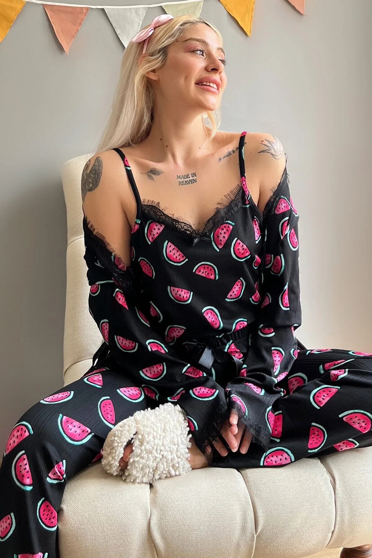 Pijamaevi  Pegasus-Pyjama-Set mit Robe für Damen in Schwarz mit Wassermelonenmuster