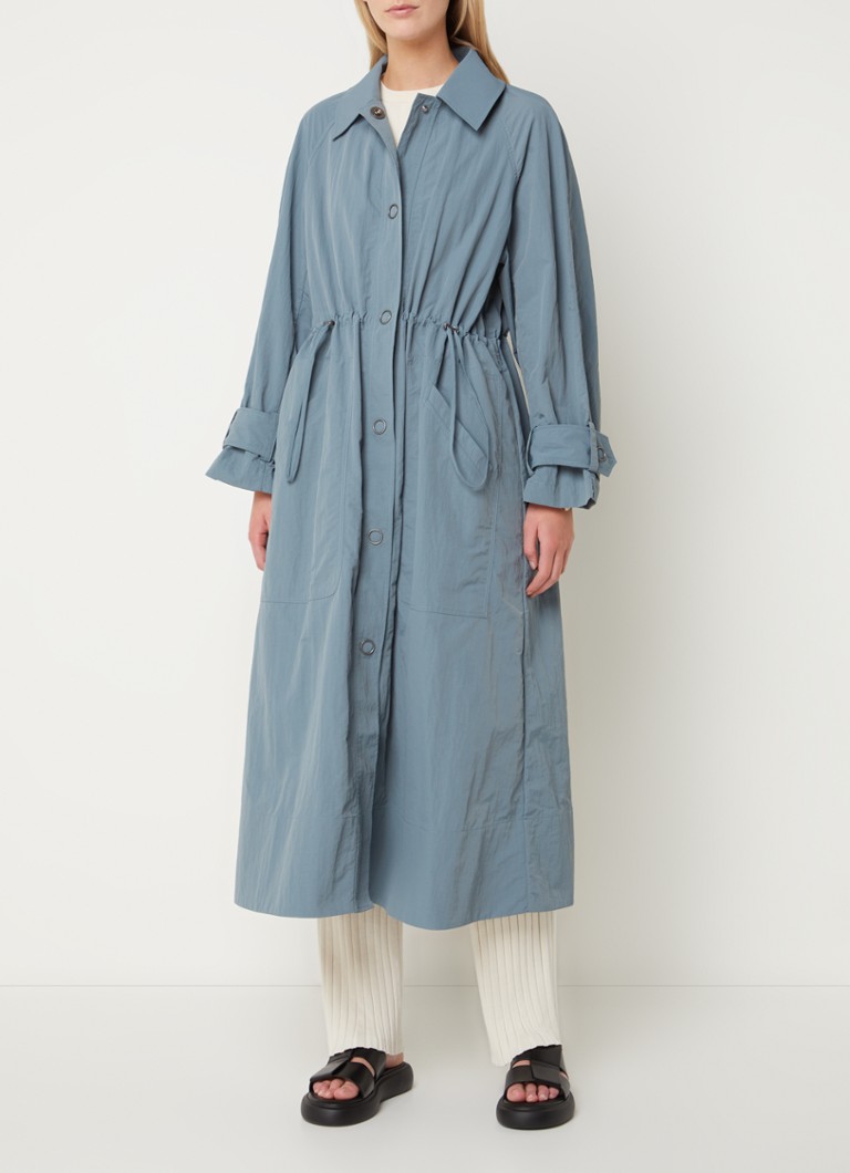 Gabardina Ilena de French Connection, con cordón ajustable y bolsillos laterales.