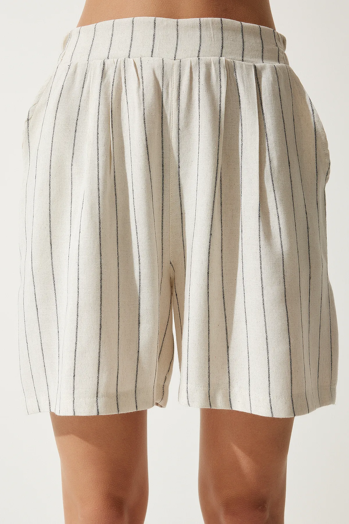 Happiness İstanbul  Cremefarbene Leinenshorts mit Tasche für Damen MC00276