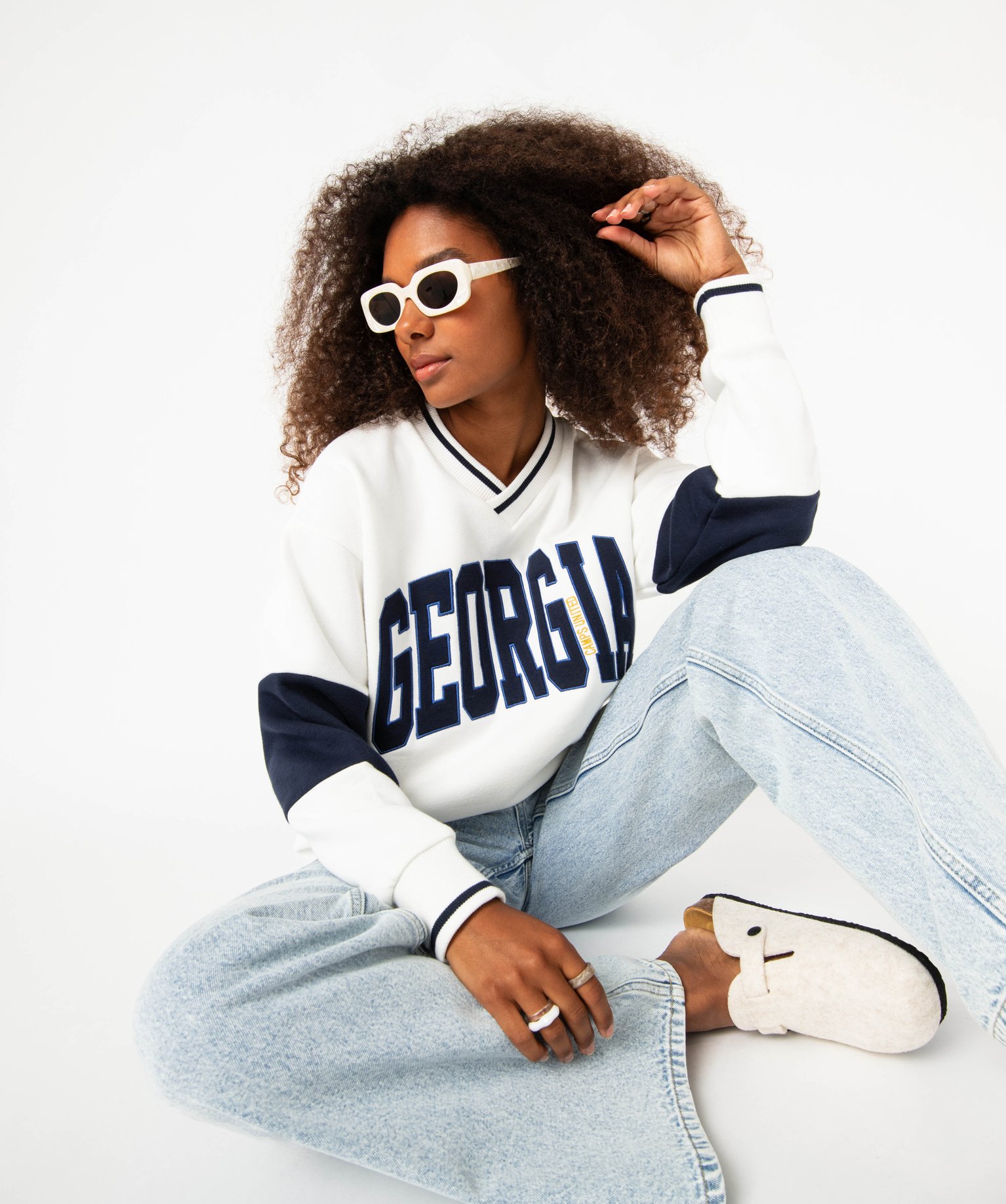 Sweat oversize à col V avec inscription brodée femme - Cam... blanc | GEMO