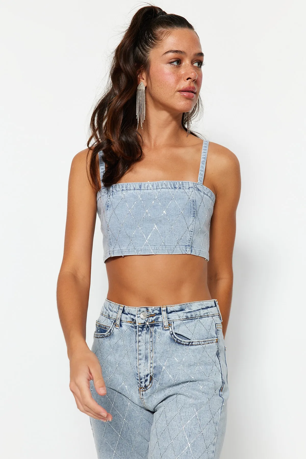 Trendyol Collection  Bustier aus blauem, bauchfreiem Denim mit glänzendem Stein TPRSS23BS00116