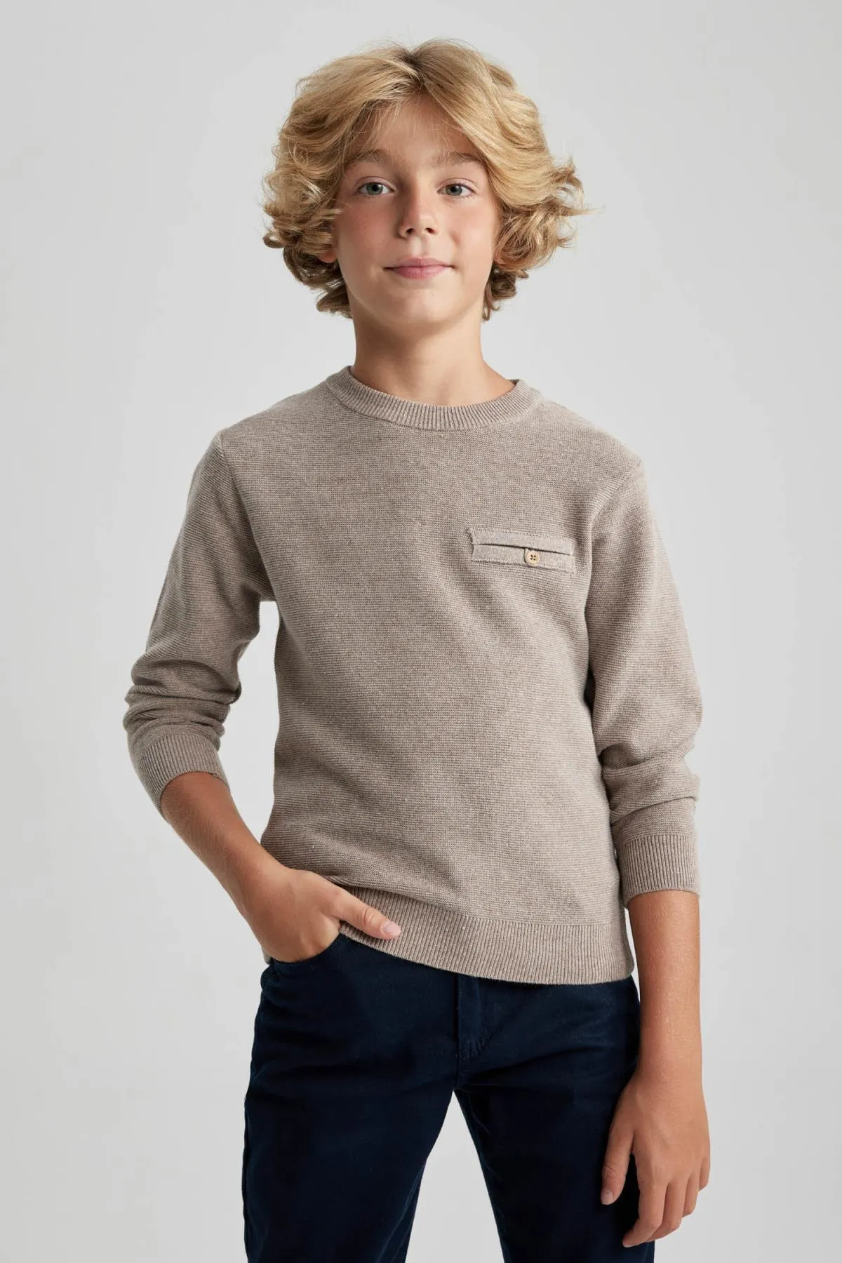 DeFacto  Strickpullover für Jungen mit normaler Passform und Rundhalsausschnitt