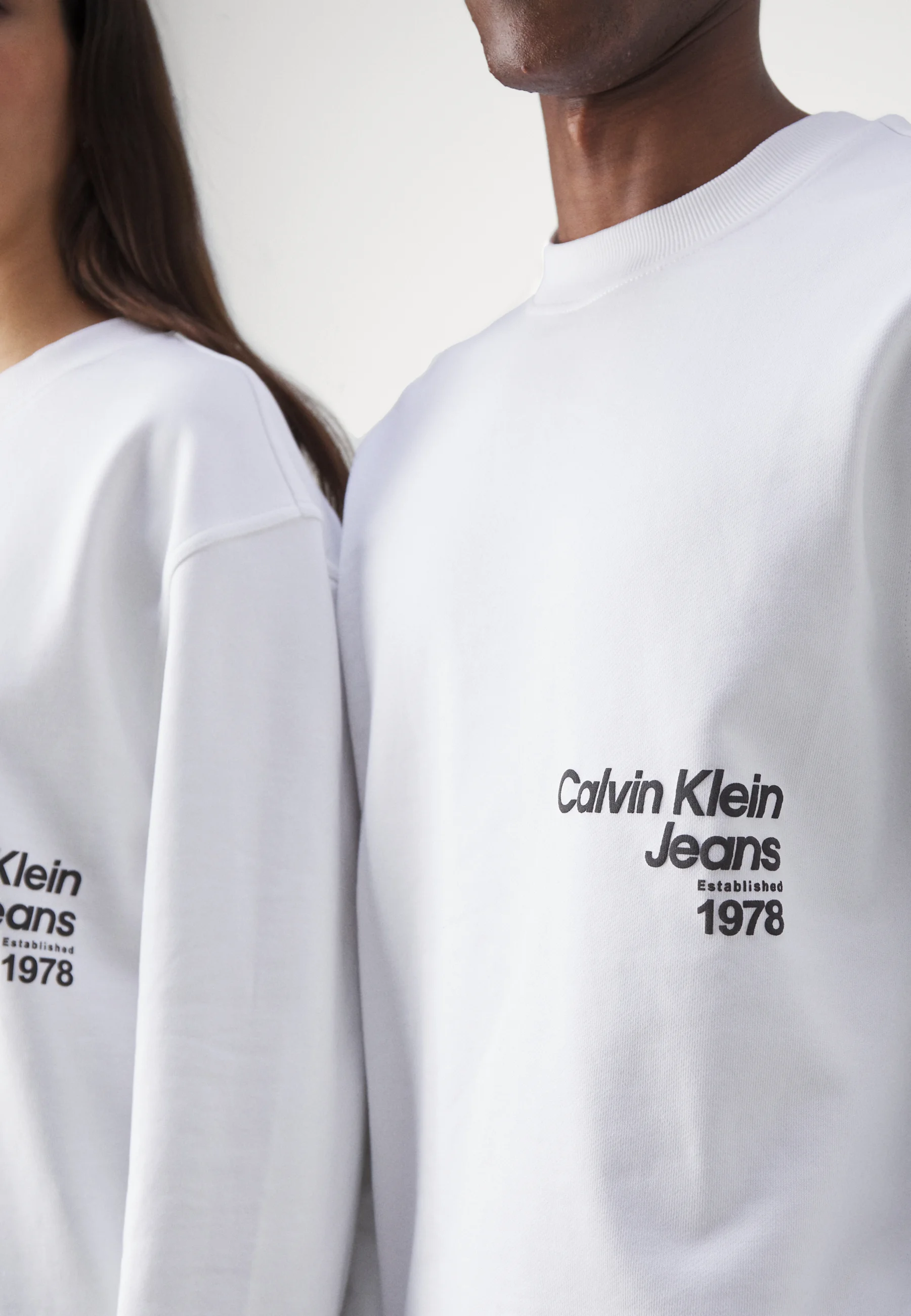 Sudadera unisex de cuello redondo con logotipo difuso de Calvin Klein Jeans