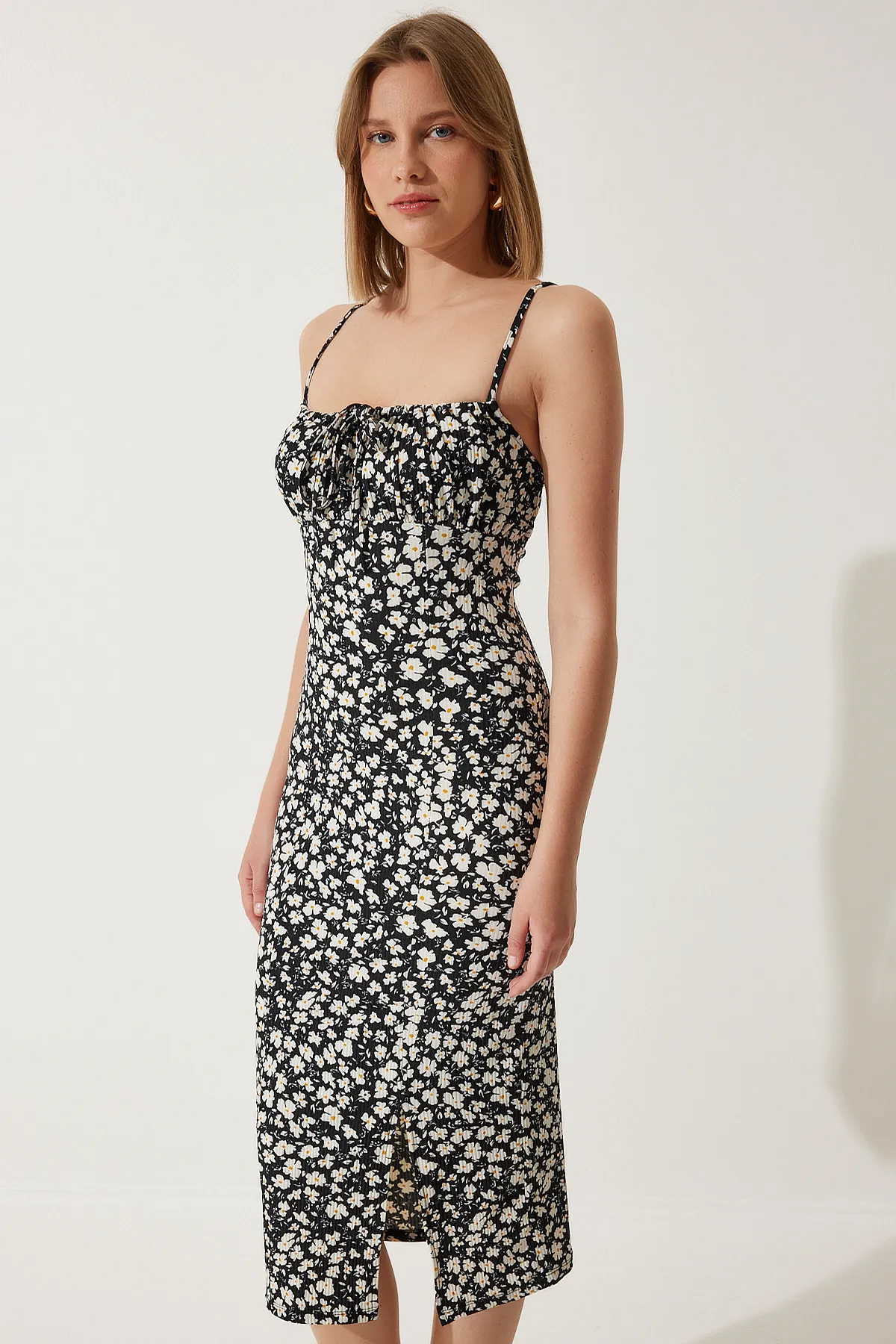 Happiness İstanbul  Schwarzes, geblümtes, geschlitztes Sommer-Strickkleid für Damen CI00029