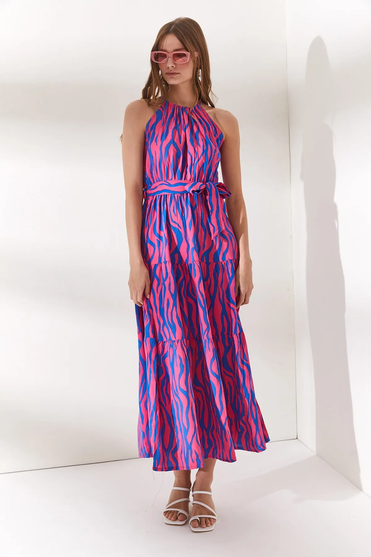 Olalook  Damen-Kleid aus gewebtem Viscon in Zebra-Fuchsia mit Neckholder und Gürtel ELB-19001548