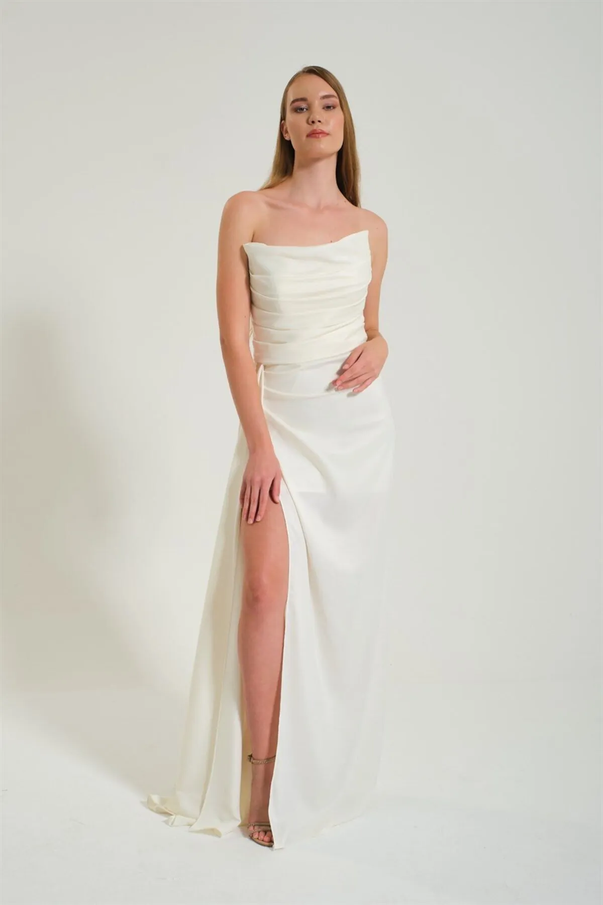Carmen  Ecrufarbenes, geschlitztes Satin-Abendkleid für Outdoor-Shootings