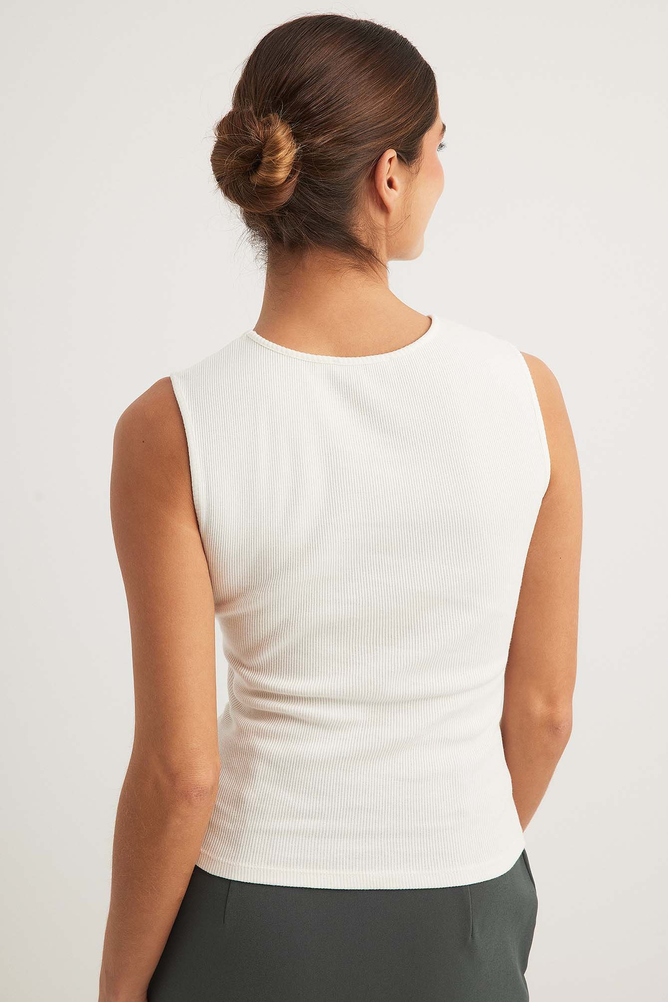 Geripptes Top mit Twist-Detail vorne