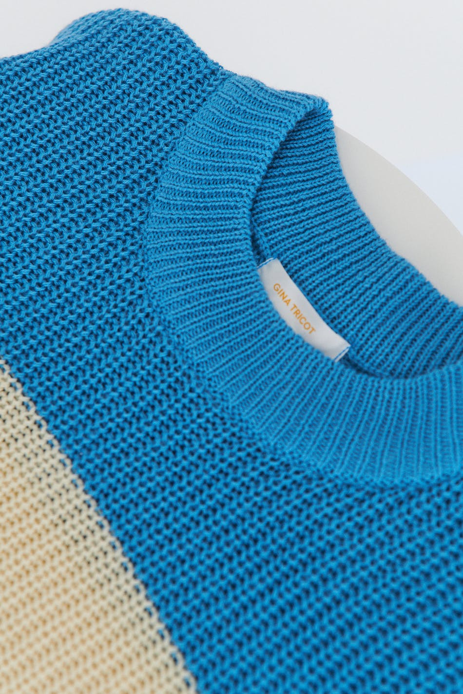 Y knitted slit sweater