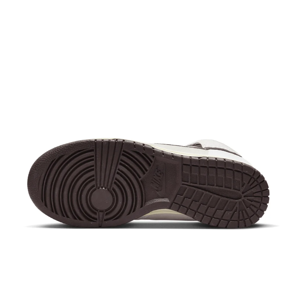 Nike Dunk High FB8482-100 / braun