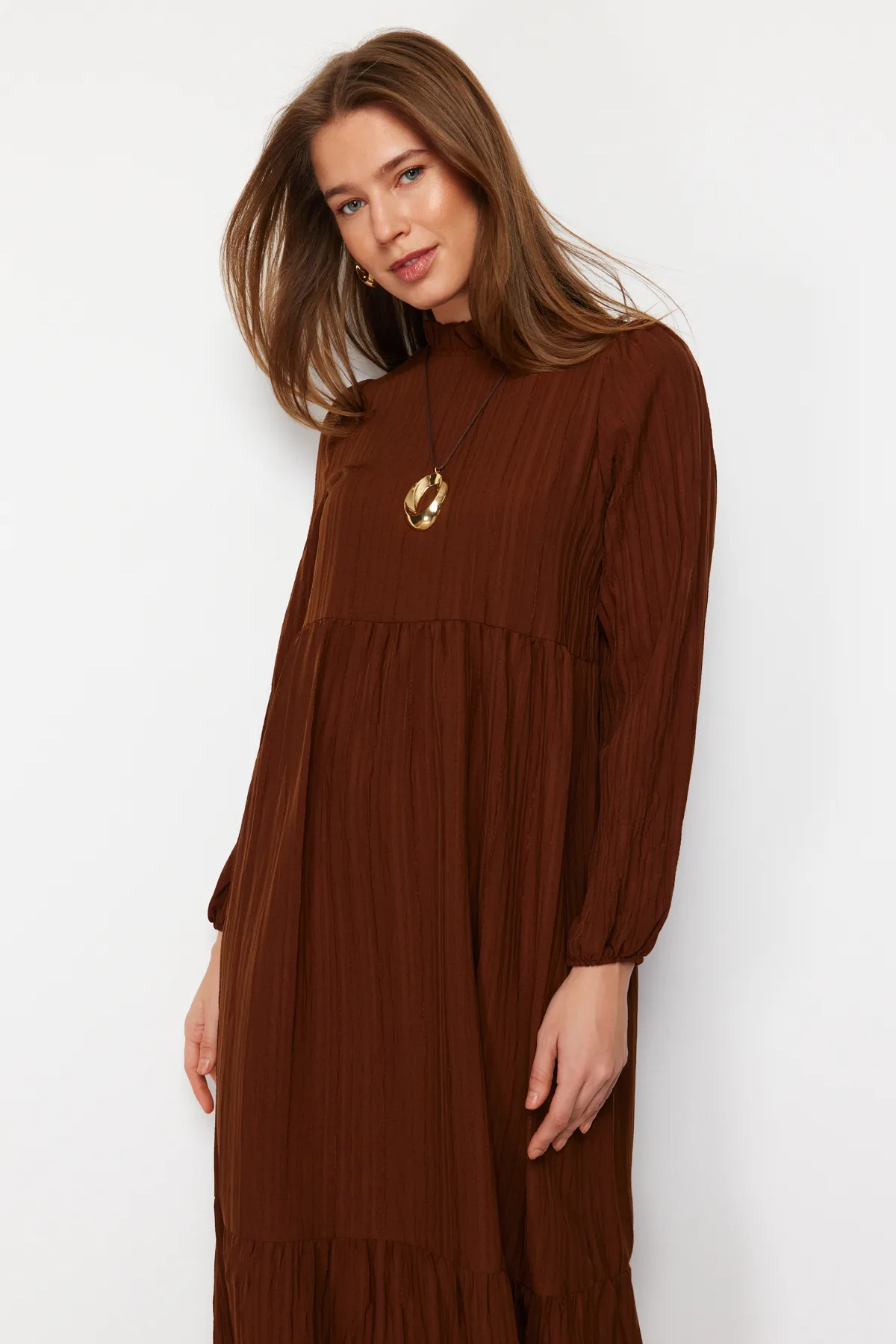 Trendyol Modest  Braunes Crinkle-Gewebtes Kleid mit Stehkragen und weiter Passform TCTSS22EB00171