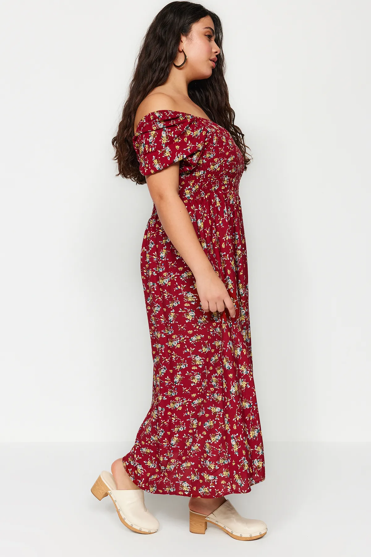 Trendyol Curve  Burgunderrotes, gemustertes, gewebtes Kleid mit Brustverzierung TBBSS22EL1611