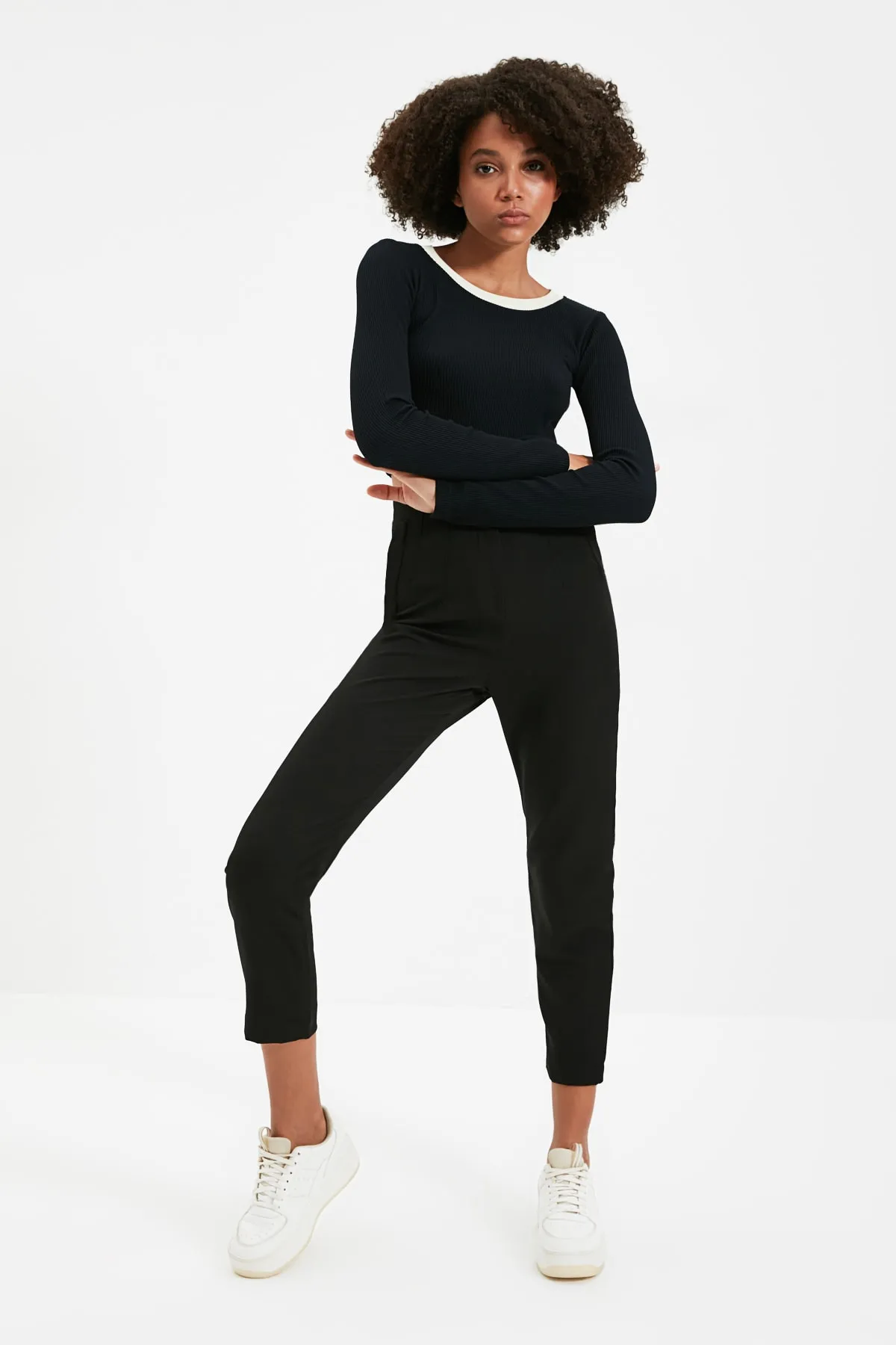 Trendyol Collection  Schwarze knöchellange gewebte Hose mit Zigarettenmuster und Abnähern, hoher Taille TWOSS20PL0515