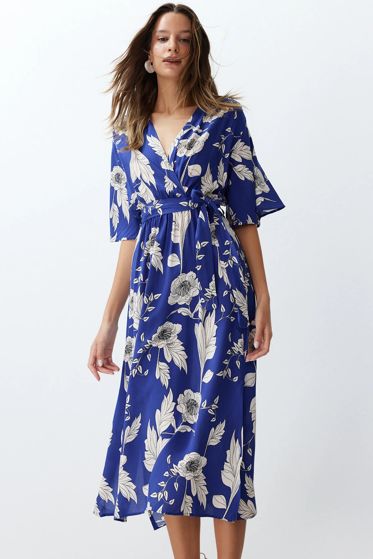 Trendyol Collection  Blaues A-Linien-Midikleid aus Webstoff mit Blumenmuster, Gürtel, Zweireiher-Kragen TWOSS24EL00915