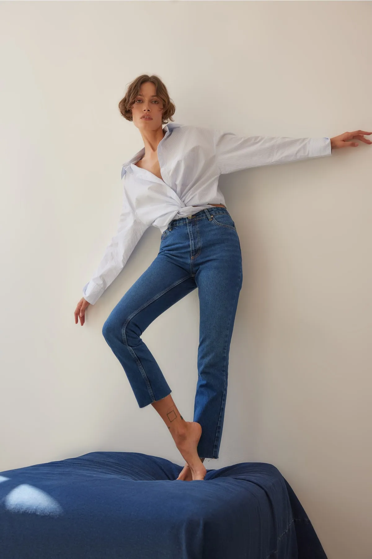Trendyol Collection  Blaue, nachhaltigere Bootcut-Jeans mit hoher Taille TWOAW23JE00351