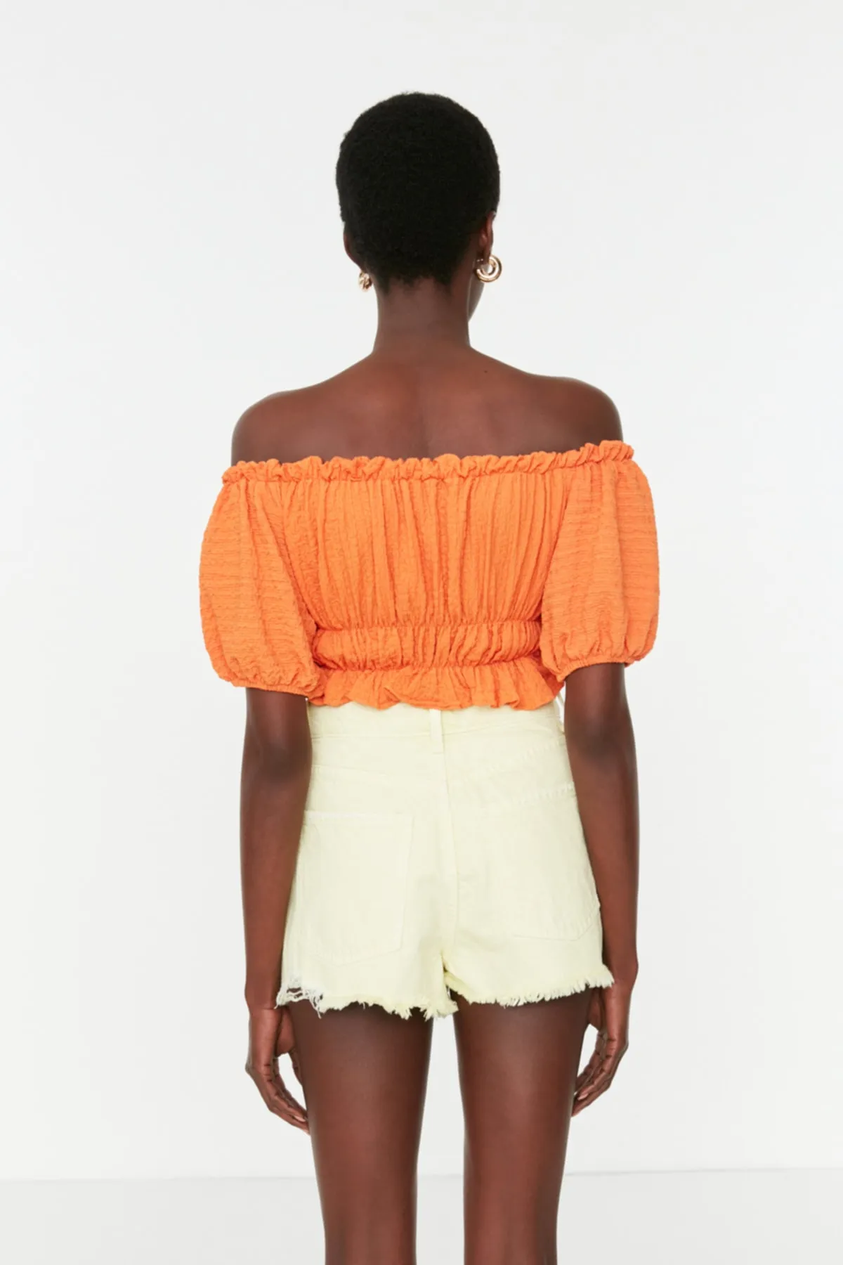 Trendyol Collection  Orangefarbene, kurz geschnittene Strickbluse mit Carmenkragen TWOSS22BZ1421