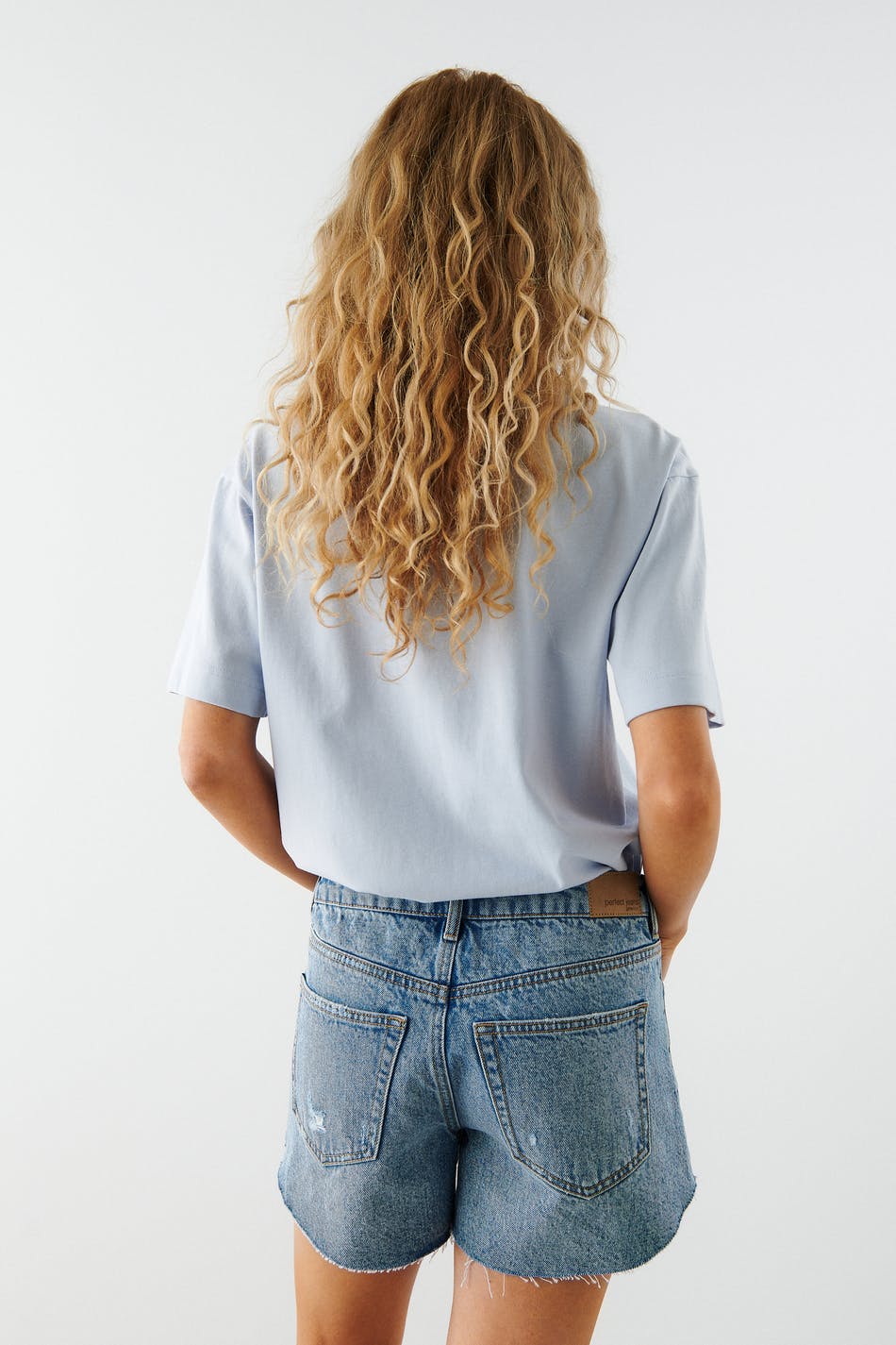 Frayed hem denim shorts